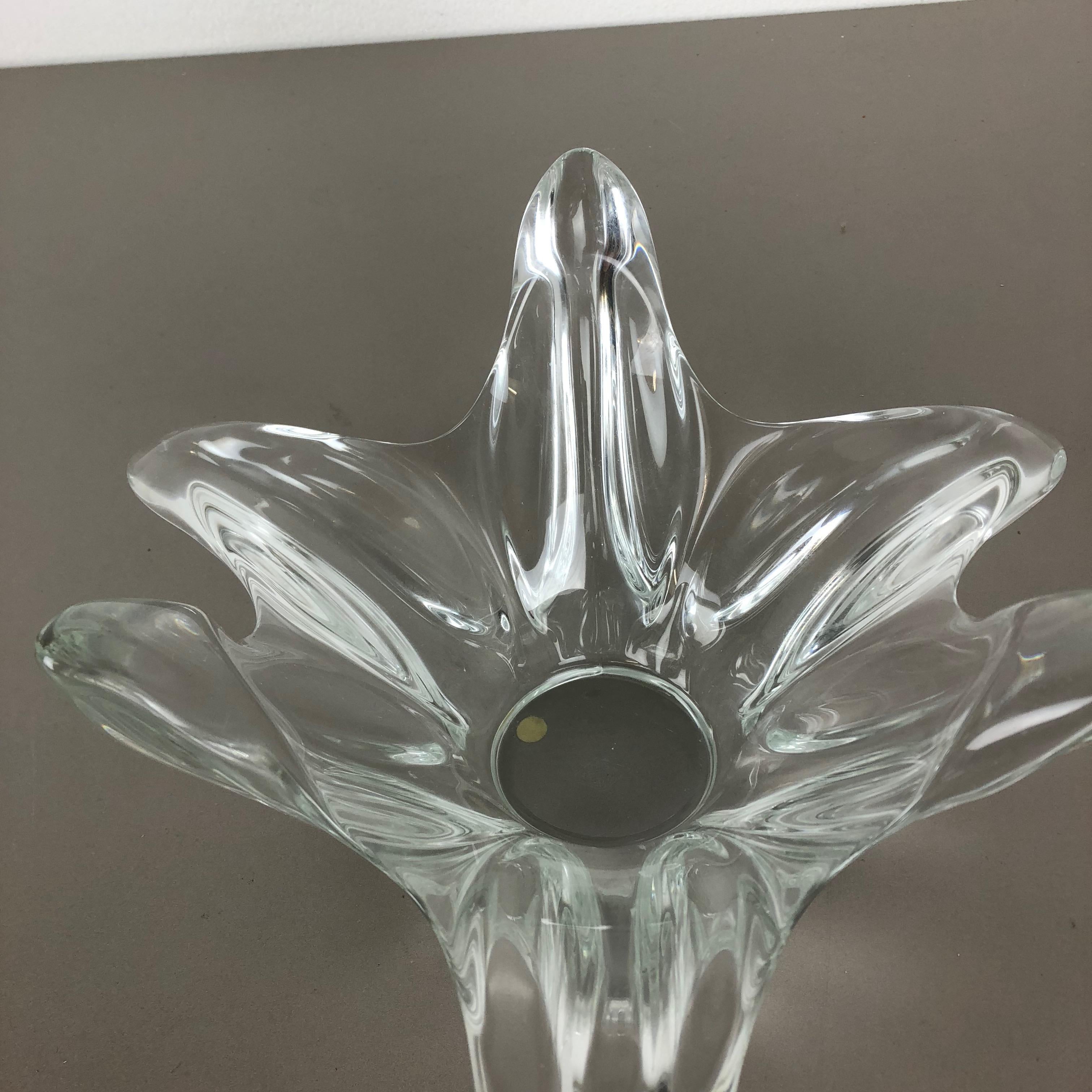 Large French Floral Crystal Glass Shell Bowl by Art Vannes, France, 1970s In Good Condition For Sale In Kirchlengern, DE