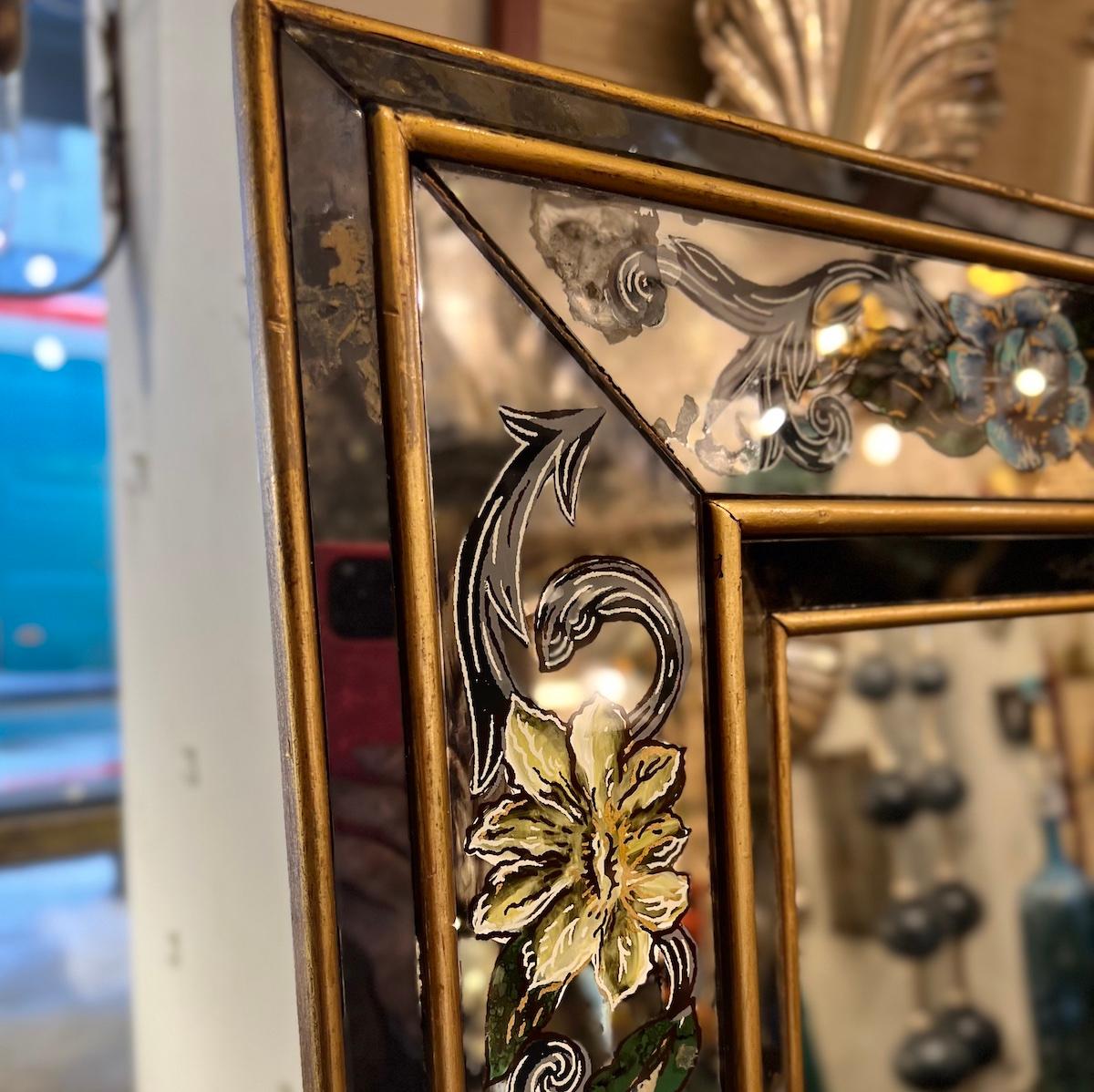 Français Grand miroir français à motifs floraux en vente