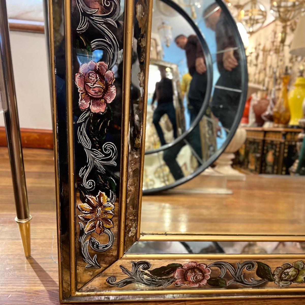 Grand miroir français à motifs floraux Bon état - En vente à New York, NY