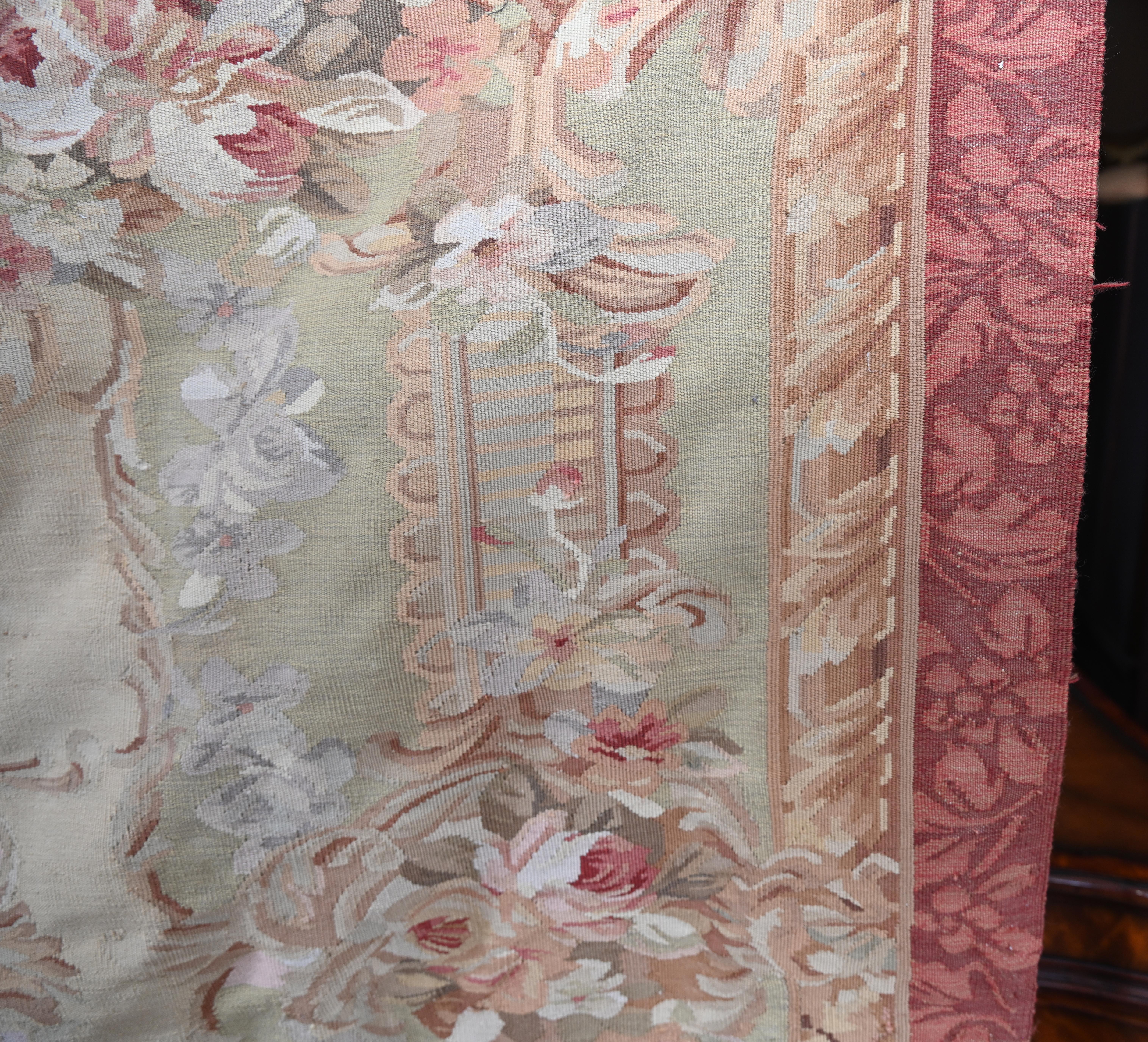 Sie sind große Französisch Abusson floralen Wandteppich
Über 8 Fuß breit - 262 CM
Tolles Stück für einen Wandbehang, würde hinter einem Sofa an der Wand gut aussehen
Gekauft bei einem Händler auf dem Pariser Antiquitätenmarkt Les Puces
Das Design