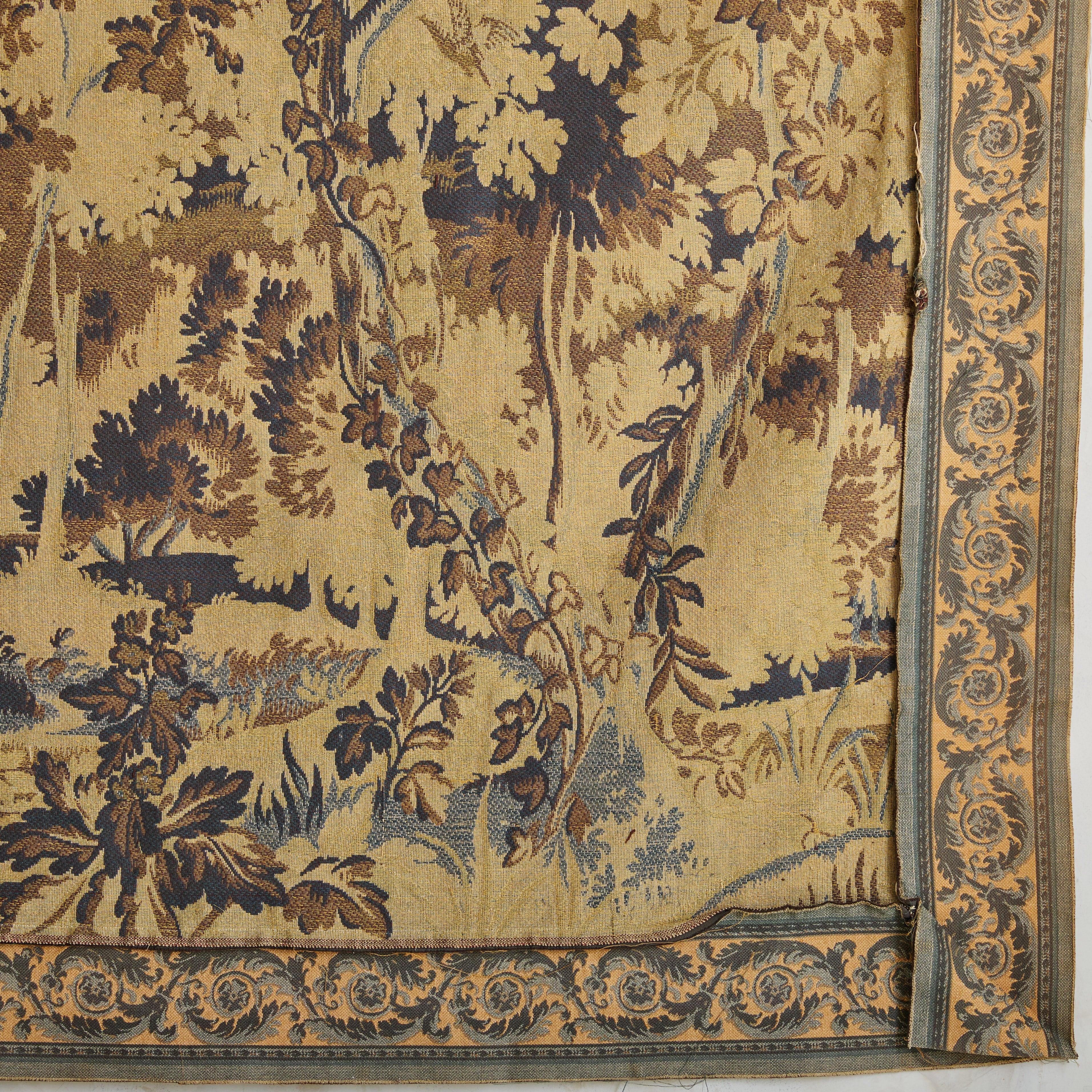 Grande tapisserie française représentant une scène de forêt avec oiseau, 18ème siècle en vente 3