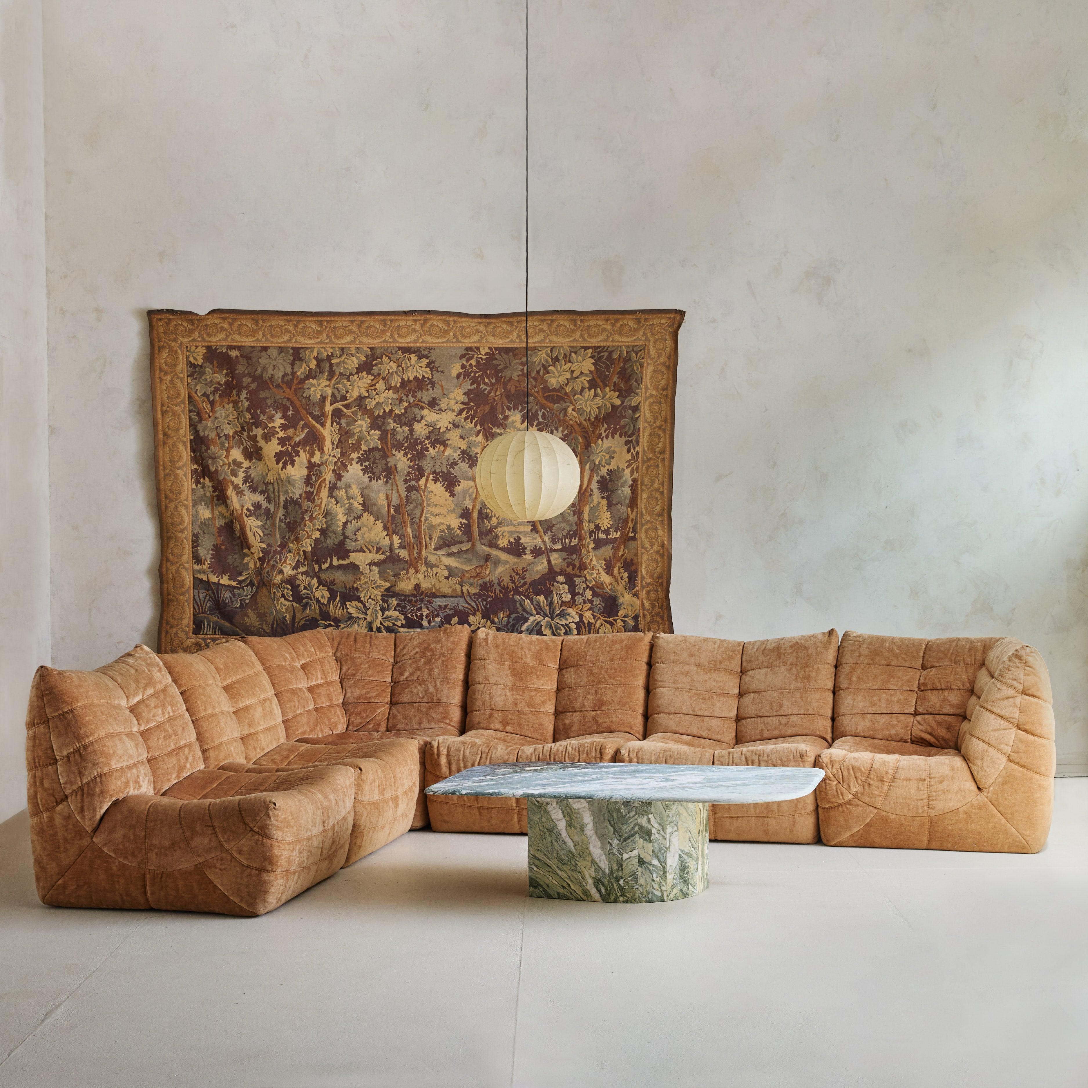 Grande tapisserie du XVIIIe siècle représentant une scène de forêt luxuriante avec des motifs d'oiseaux et d'arbres dans des tons doux de vert, de brun et de taupe. La bordure est de couleur bronze et présente une belle usure due au temps.
Excellent