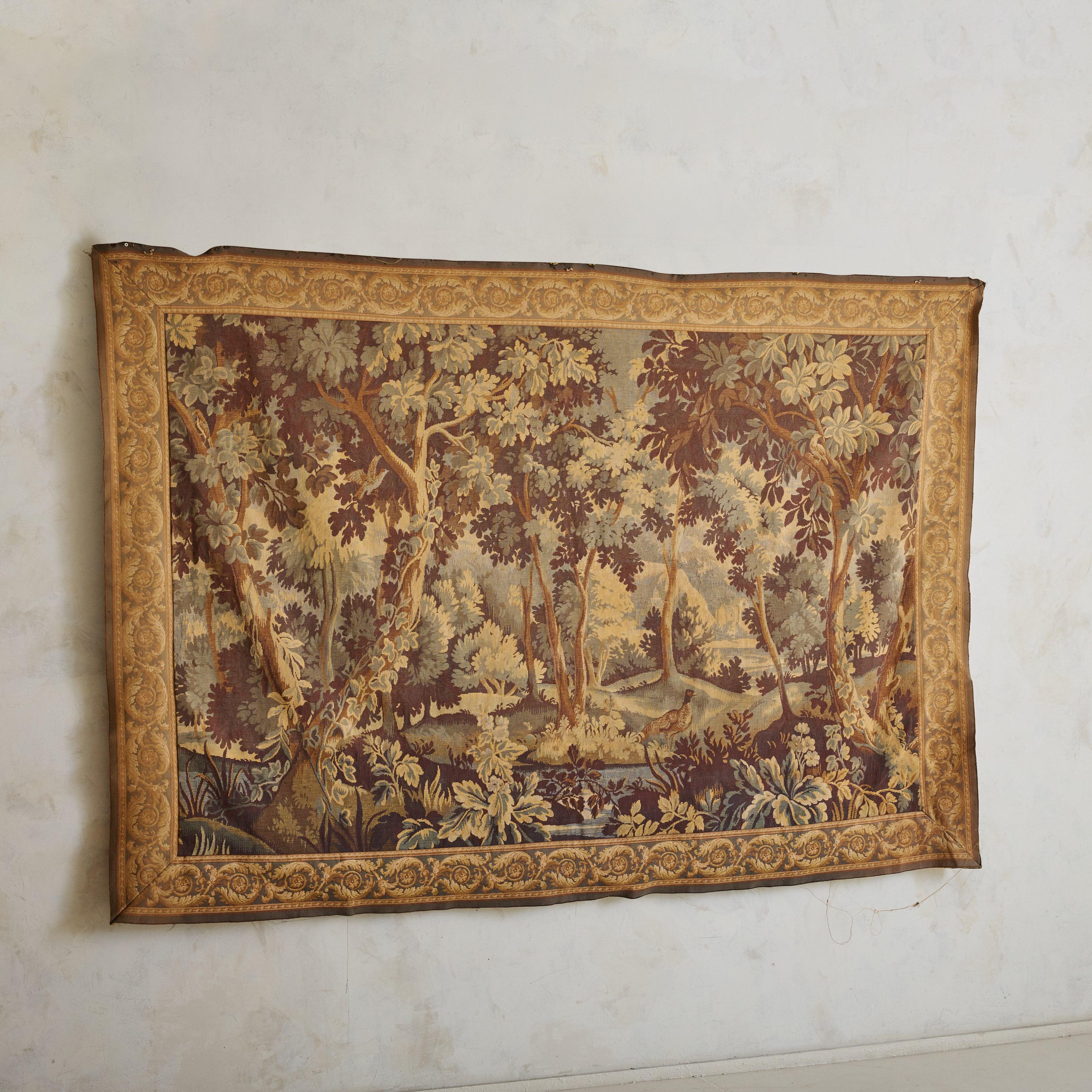 Aubusson Grande tapisserie française représentant une scène de forêt avec oiseau, 18ème siècle en vente