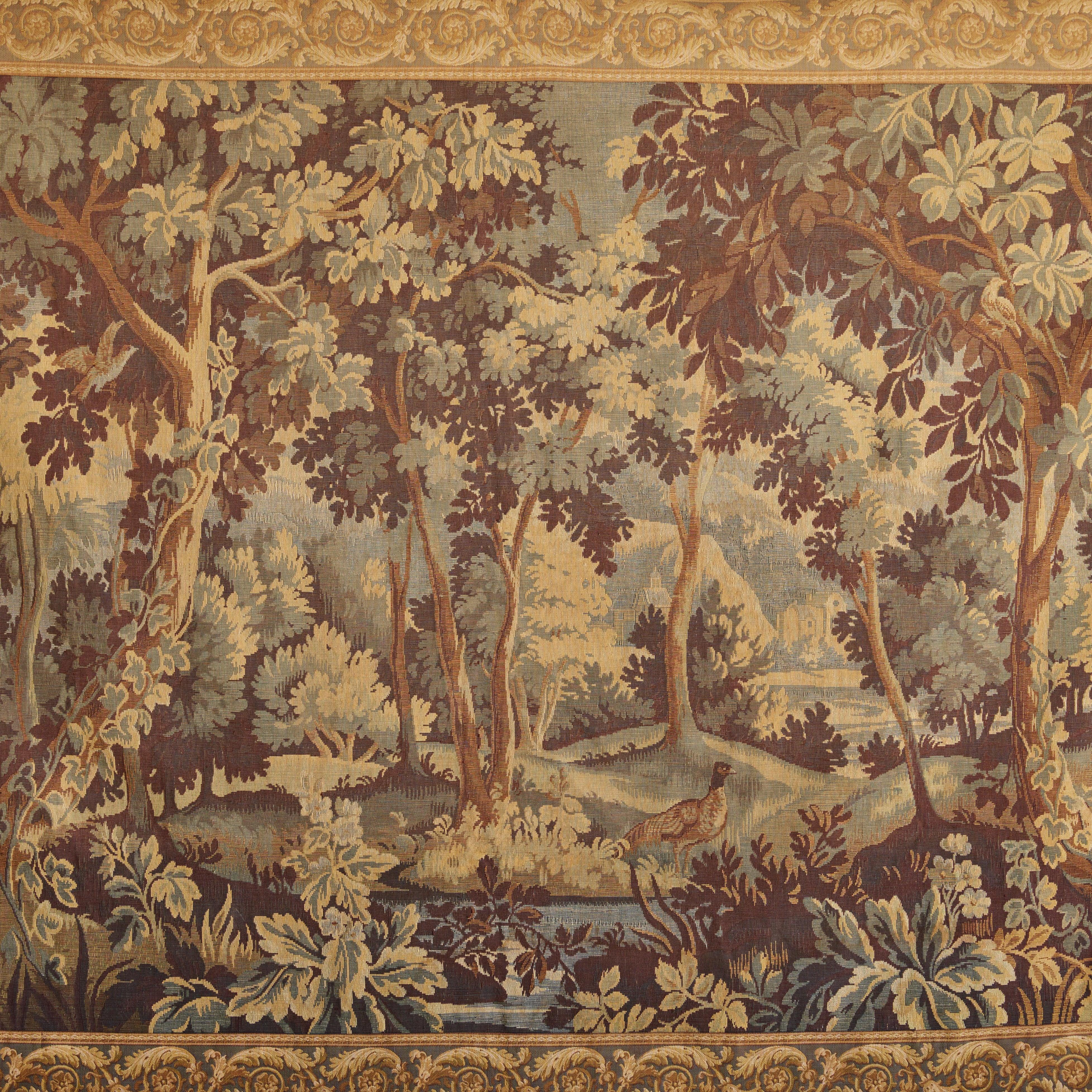 Français Grande tapisserie française représentant une scène de forêt avec oiseau, 18ème siècle en vente
