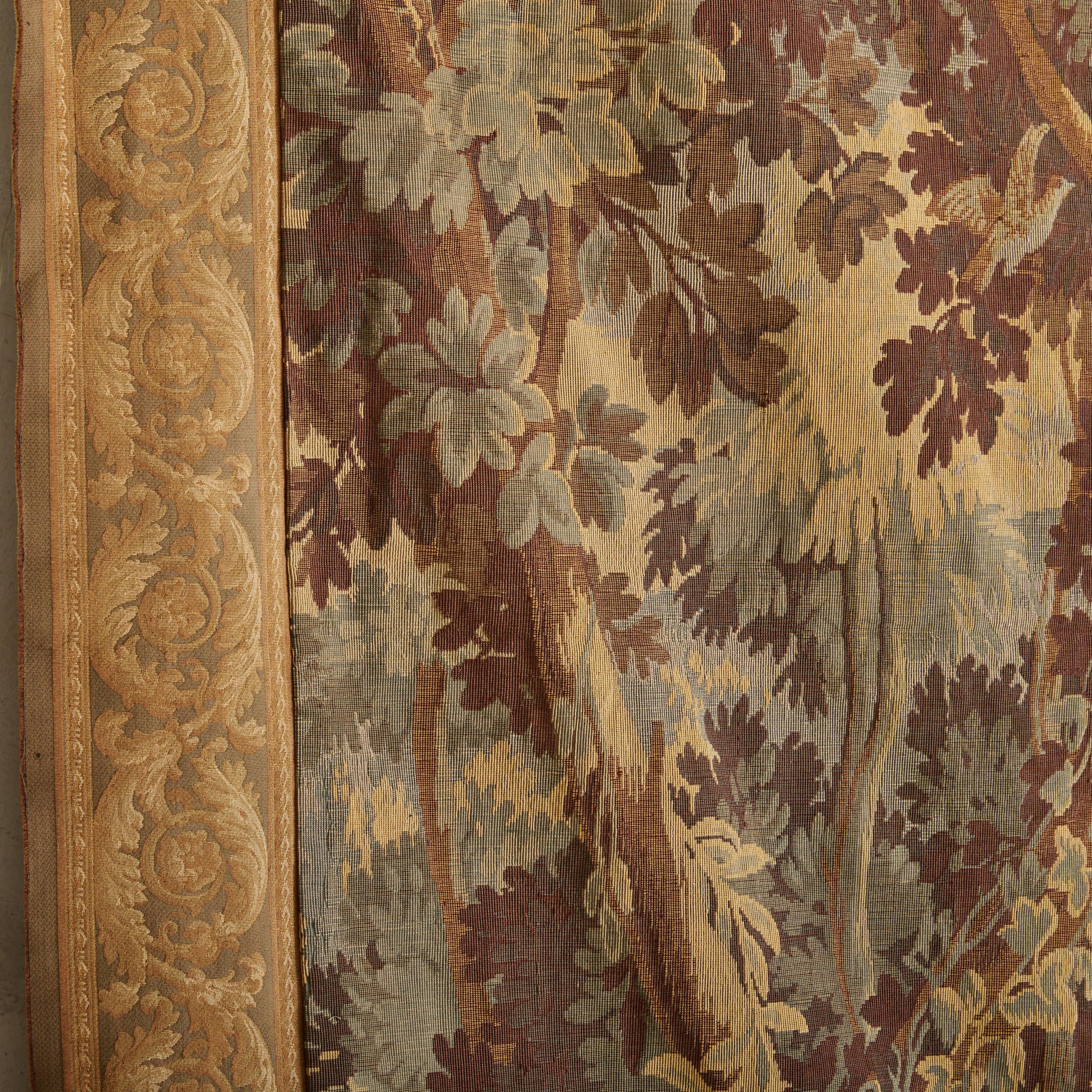 Grande tapisserie française représentant une scène de forêt avec oiseau, 18ème siècle Excellent état - En vente à Chicago, IL