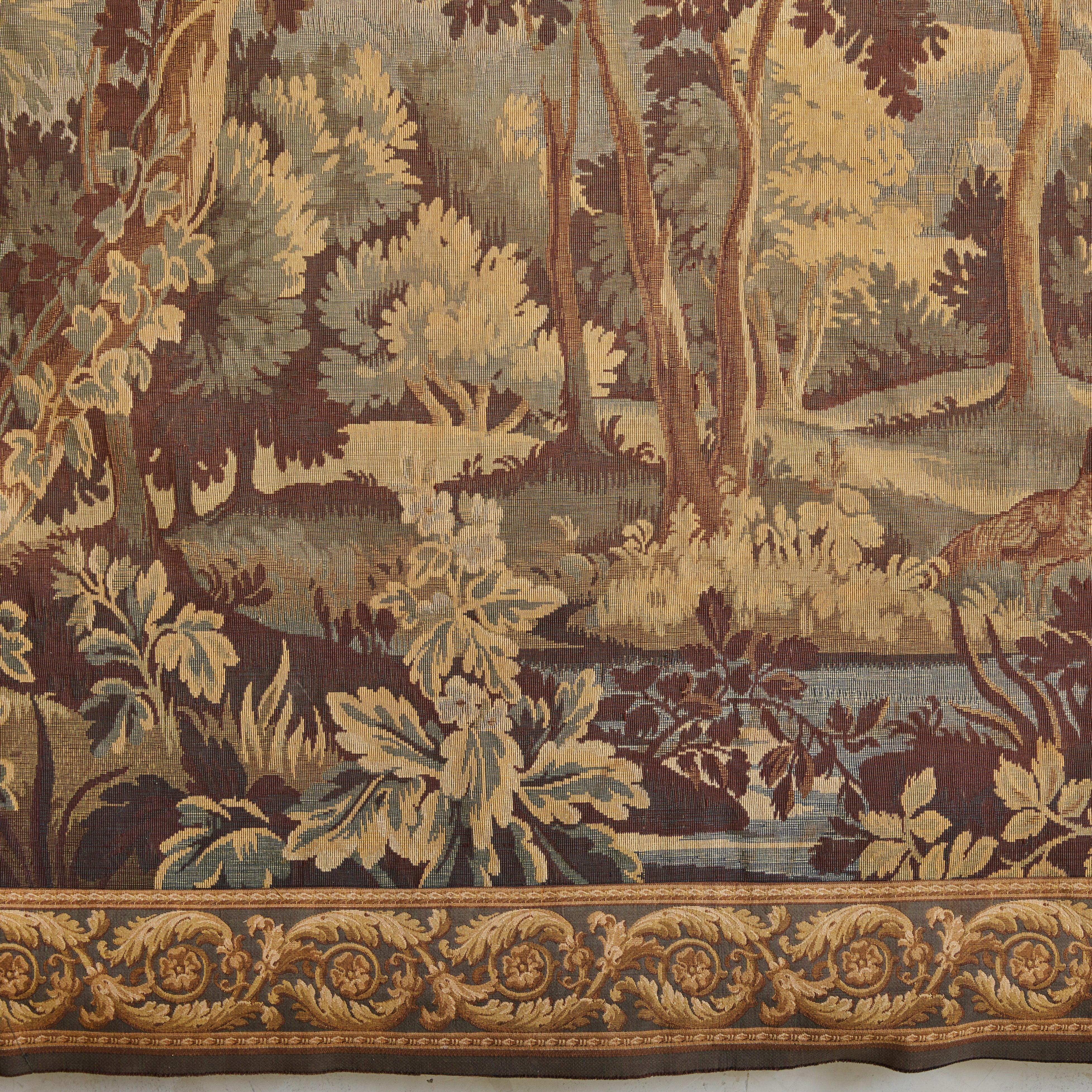 Tissu Grande tapisserie française représentant une scène de forêt avec oiseau, 18ème siècle en vente