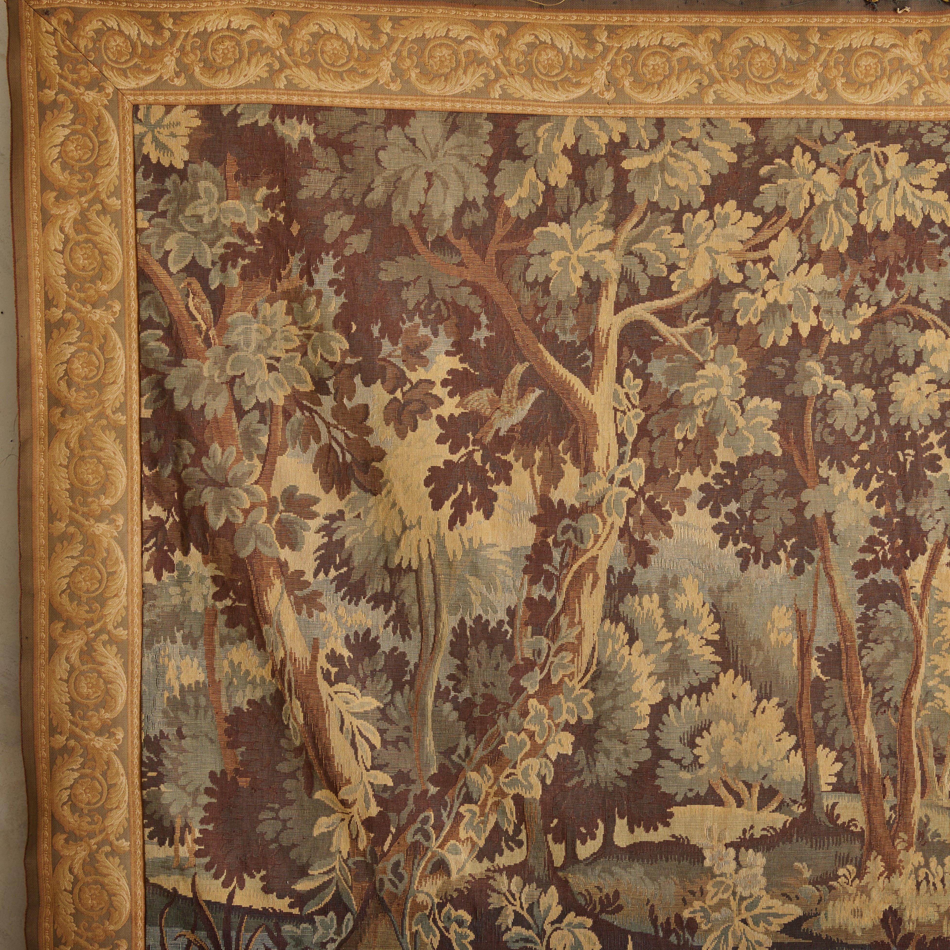 Grande tapisserie française représentant une scène de forêt avec oiseau, 18ème siècle en vente 1