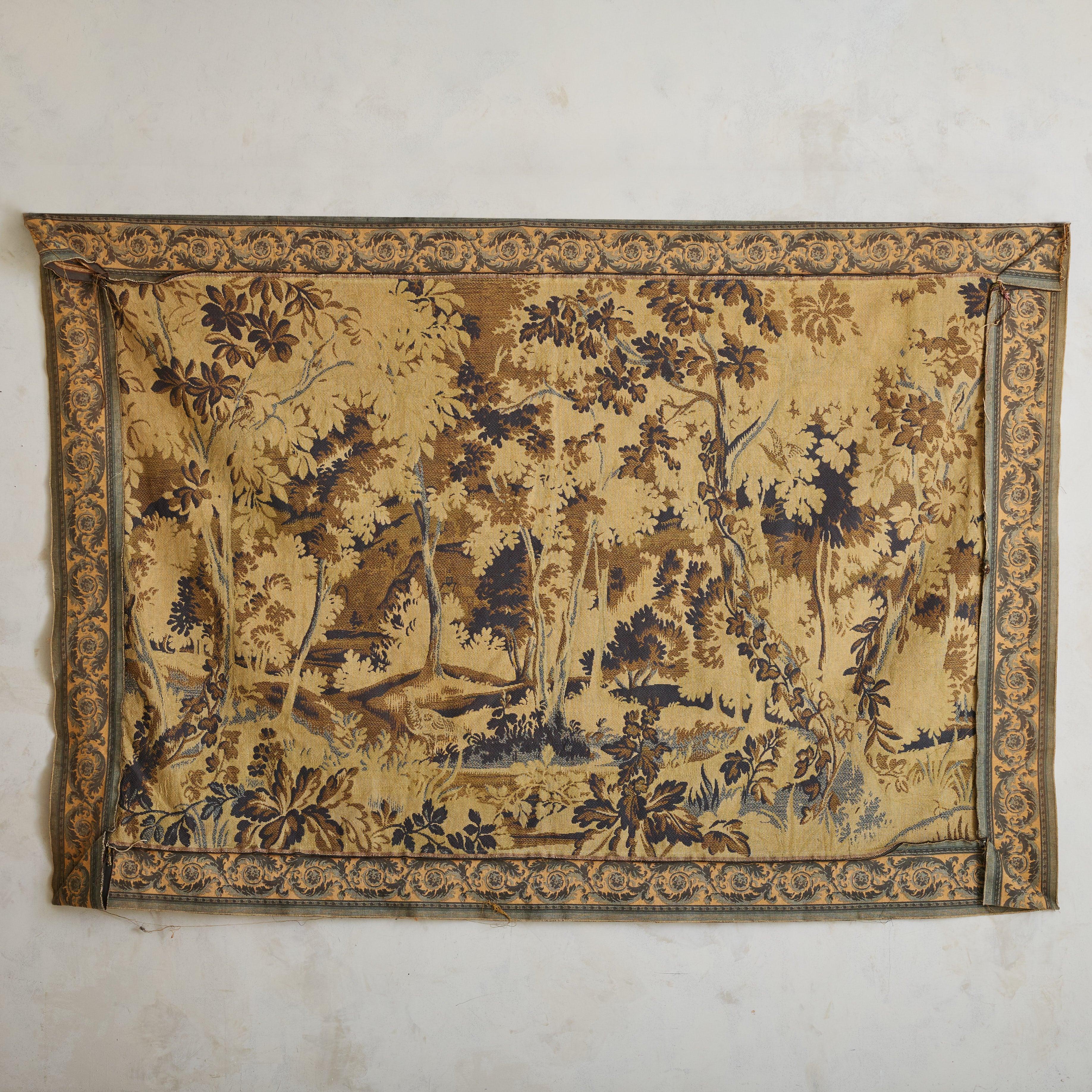 Grande tapisserie française représentant une scène de forêt avec oiseau, 18ème siècle en vente 2