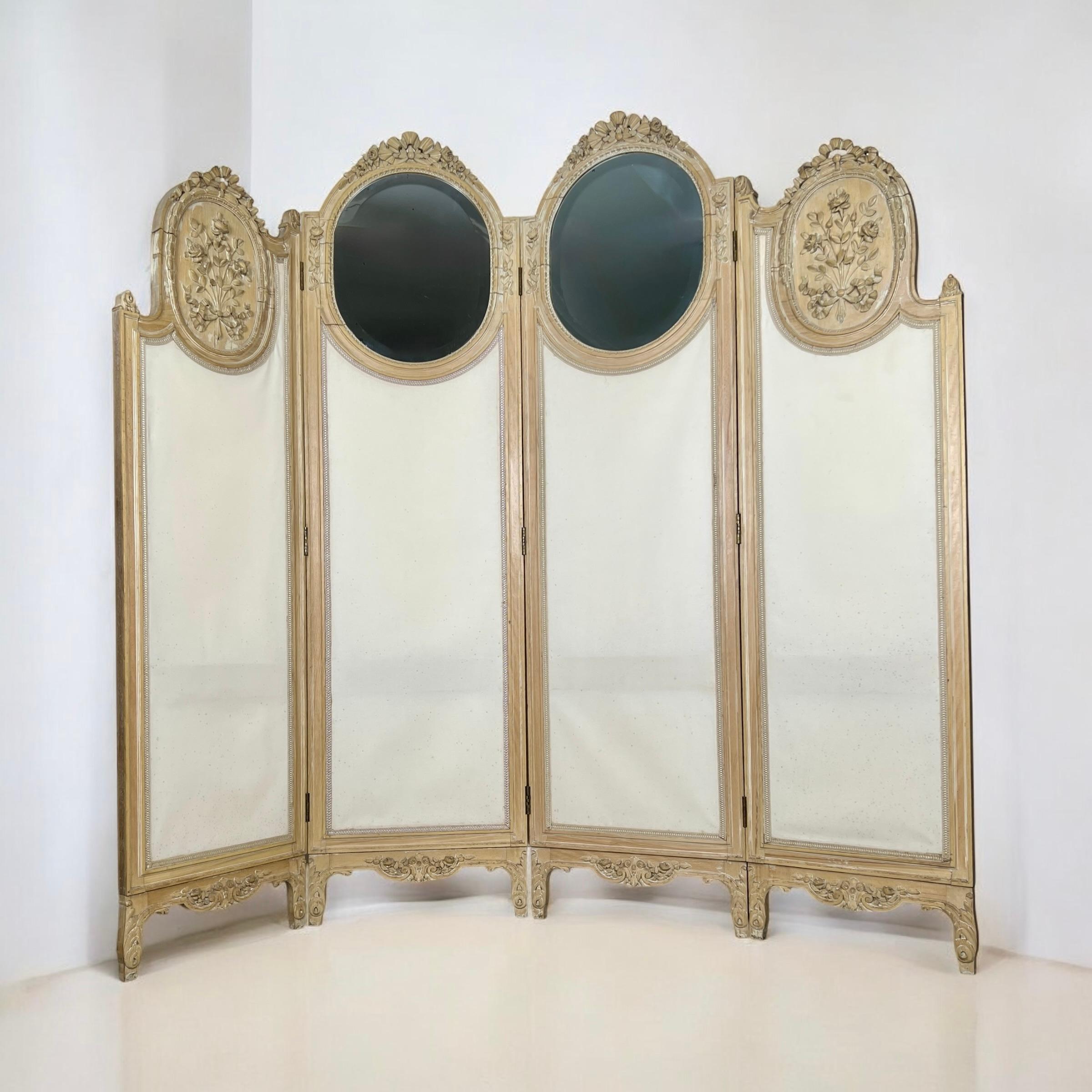 Grand dressing français à quatre miroirs, paravent ou séparation de pièces 

Paravent quadruple aux proportions généreuses, de style rococo, magnifiquement sculpté, en chêne et hêtre chaulés.

Les deux panneaux centraux présentent d'élégants miroirs