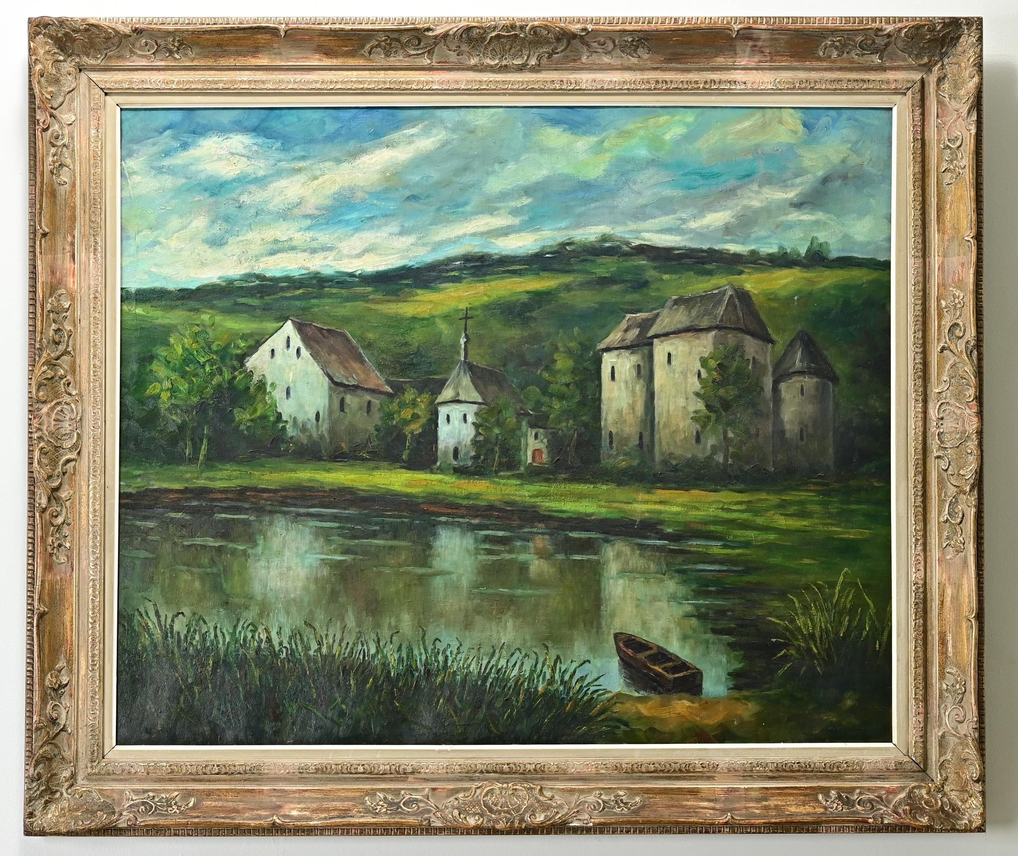 Un olio su tela francese di qualità che raffigura una scena pastorale. Il dipinto raffigura una chiesa su un lago con colori vivaci e realistici, circondata da una cornice intagliata e dorata. Fissato con un filo, questo quadro è pronto per essere