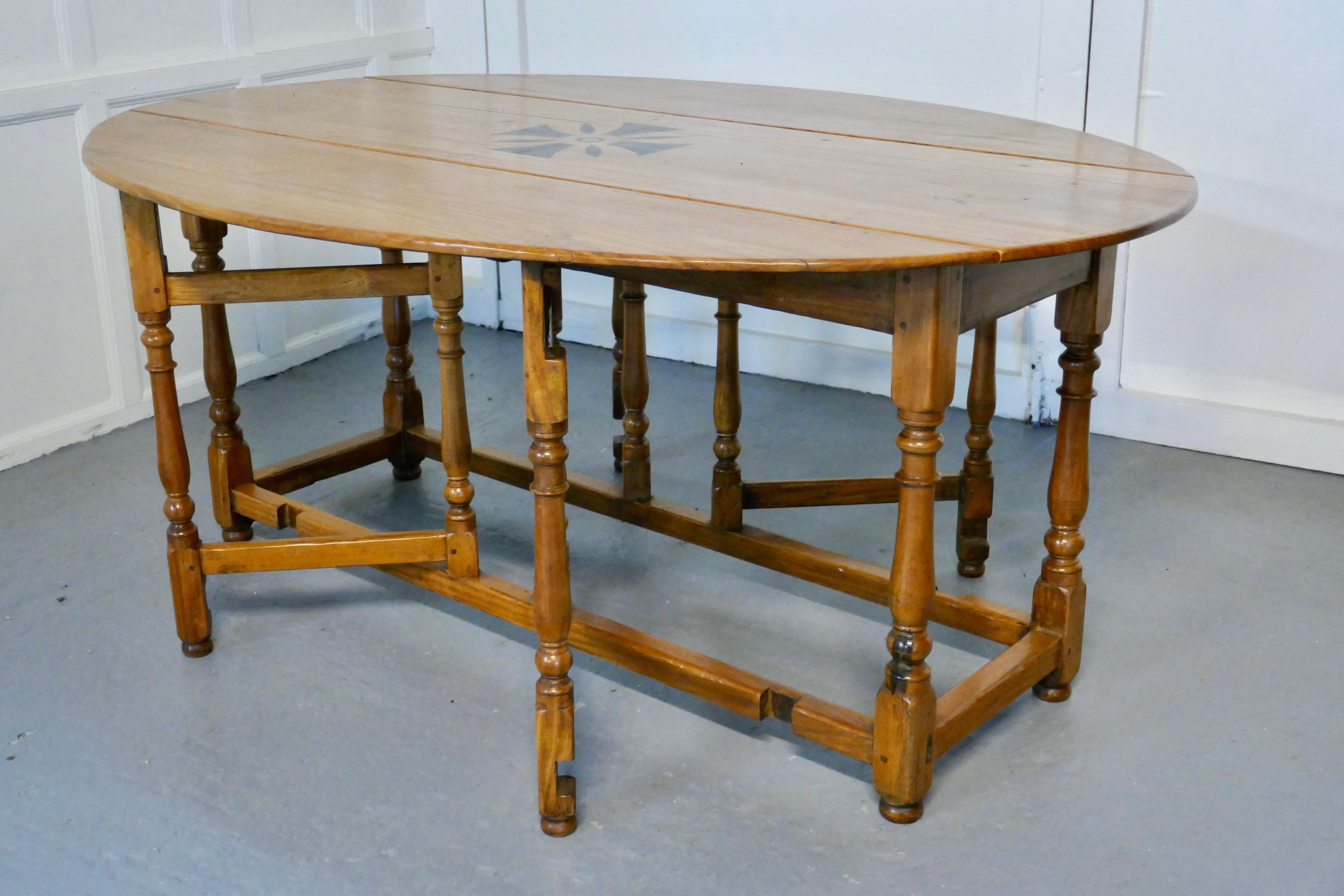 Large French Gate Leg Dining Table    This is a large table with double gate leg For Sale 4