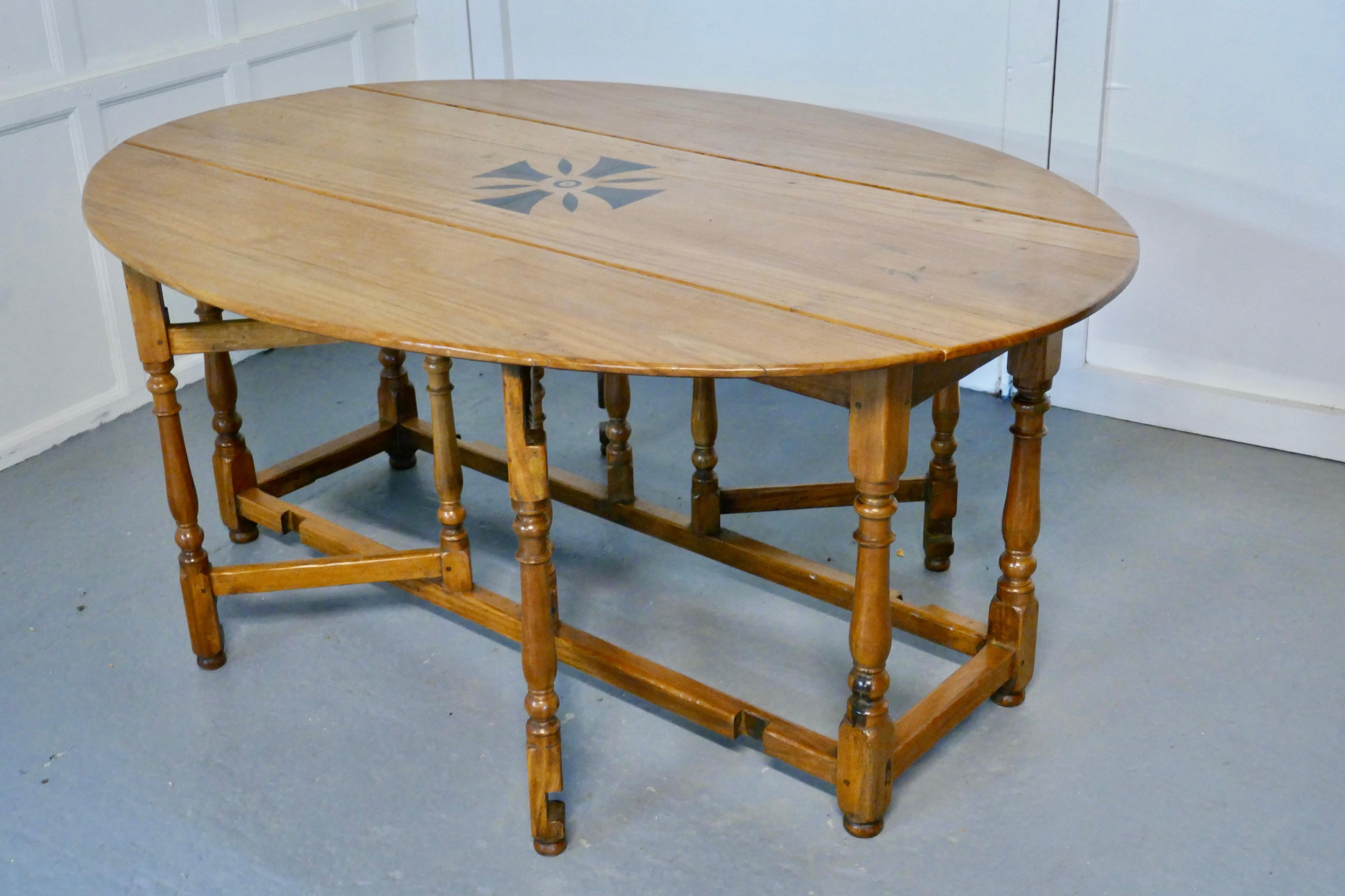 Large French Gate Leg Dining Table    This is a large table with double gate leg For Sale 5