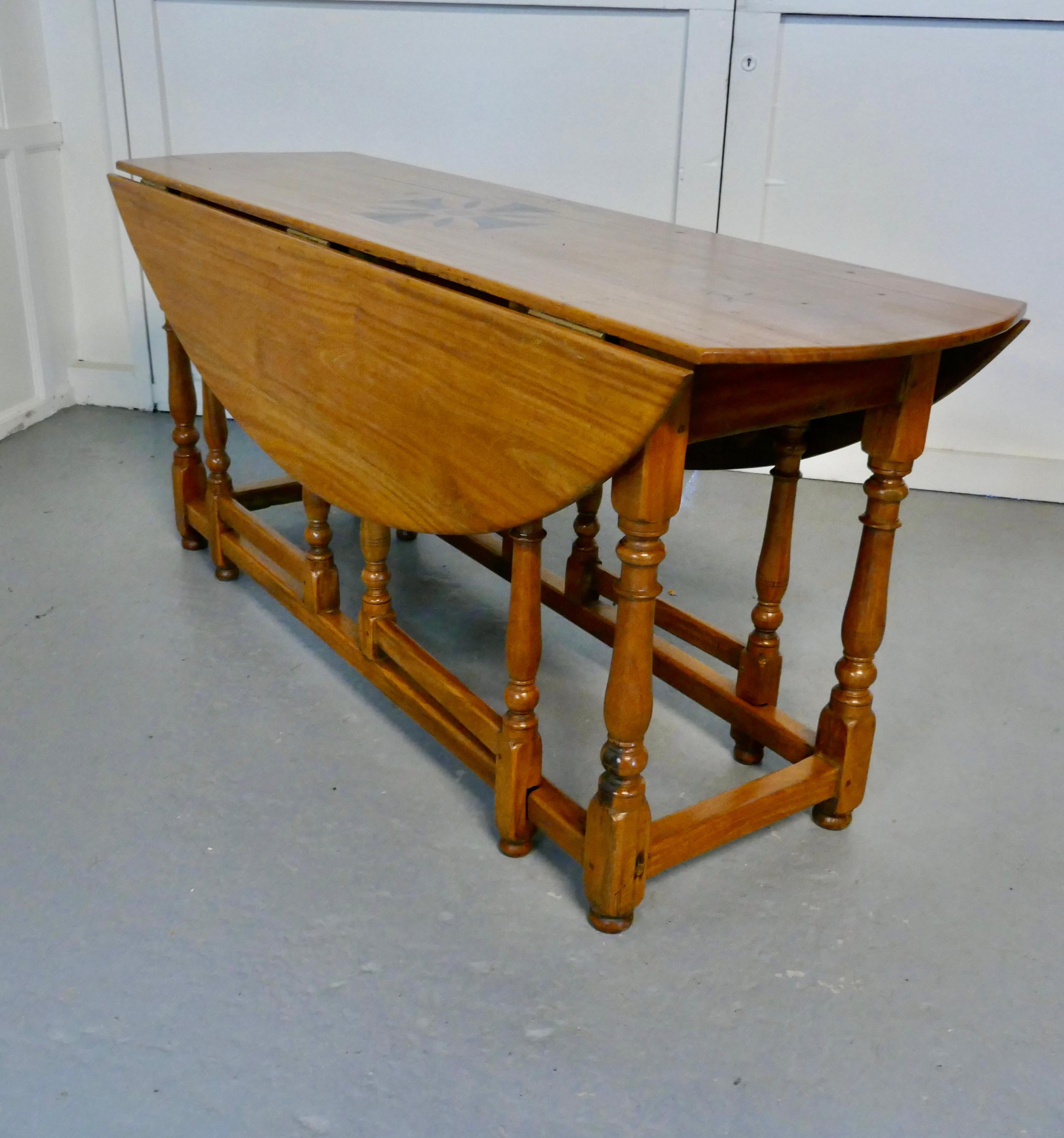 Large French Gate Leg Dining Table    This is a large table with double gate leg For Sale 7