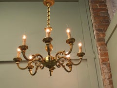 Grande lampadario francese in ottone dorato. È un pezzo di ottima qualità