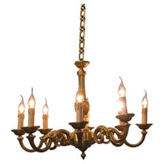 Grande lampadario francese in ottone dorato. È un pezzo di ottima qualità