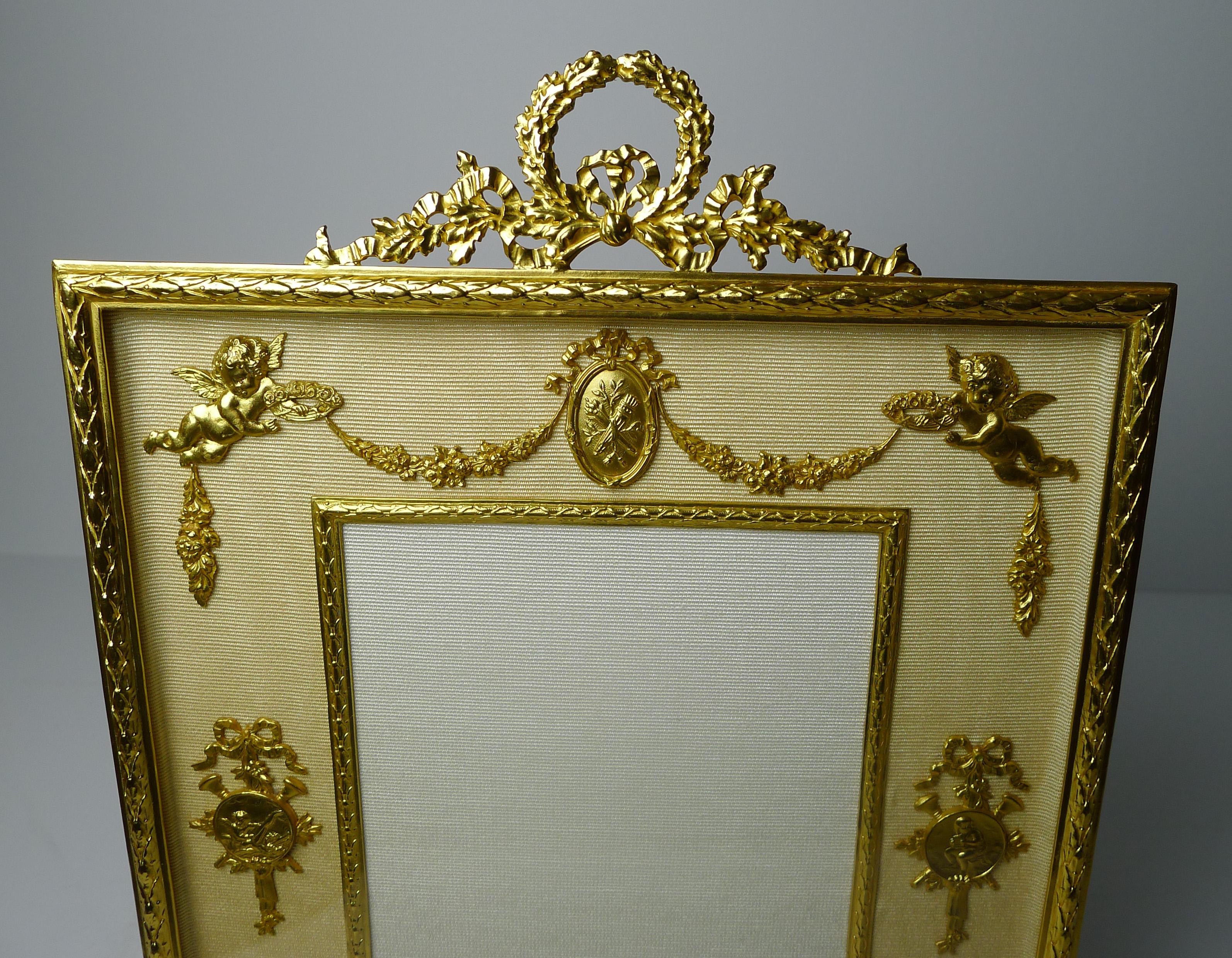 Français Grand cadre photo/cadre en bronze doré français - chérubins vers 1900 en vente