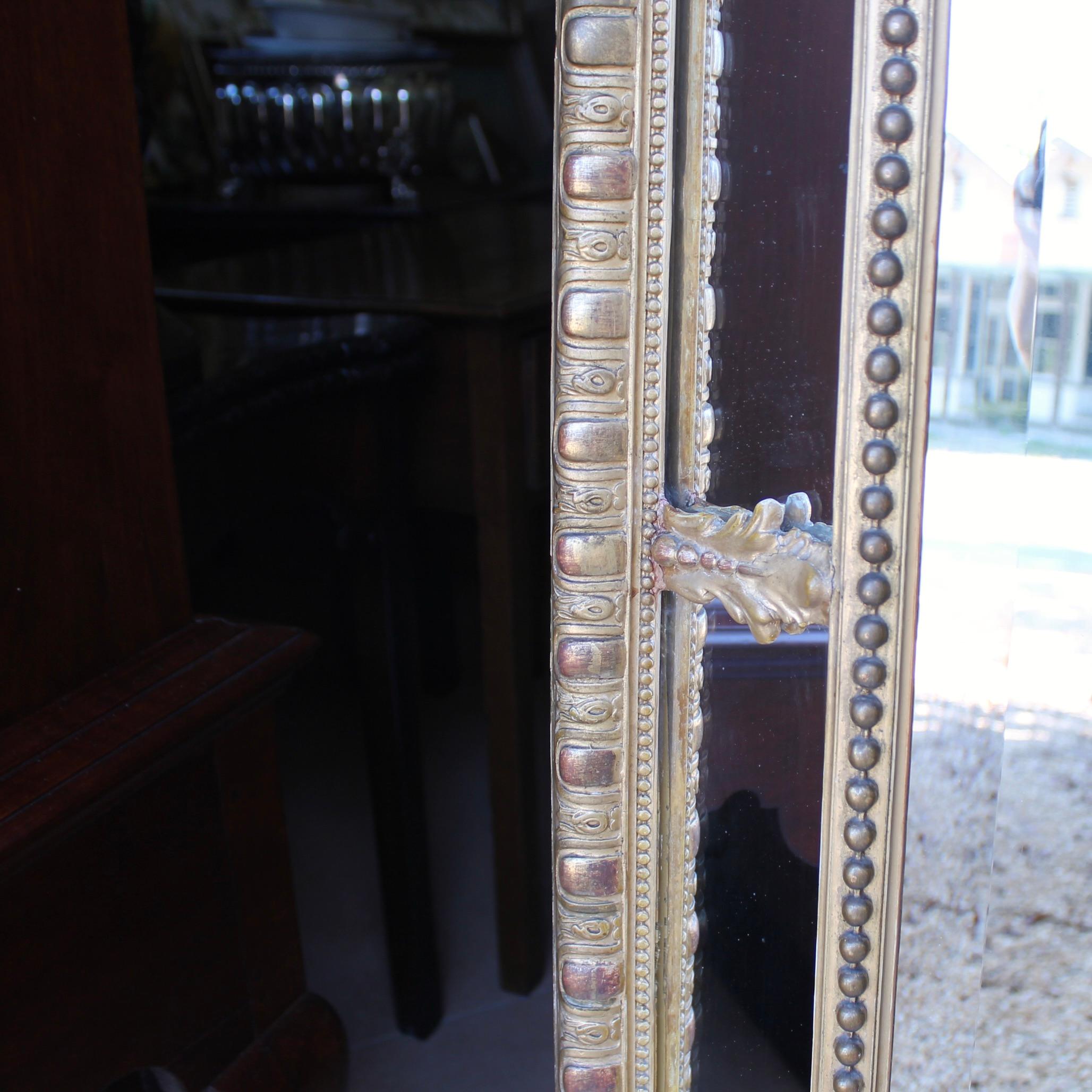 Grand miroir de pilier en verre doré français avec crête rococo, 19ème siècle en vente 2