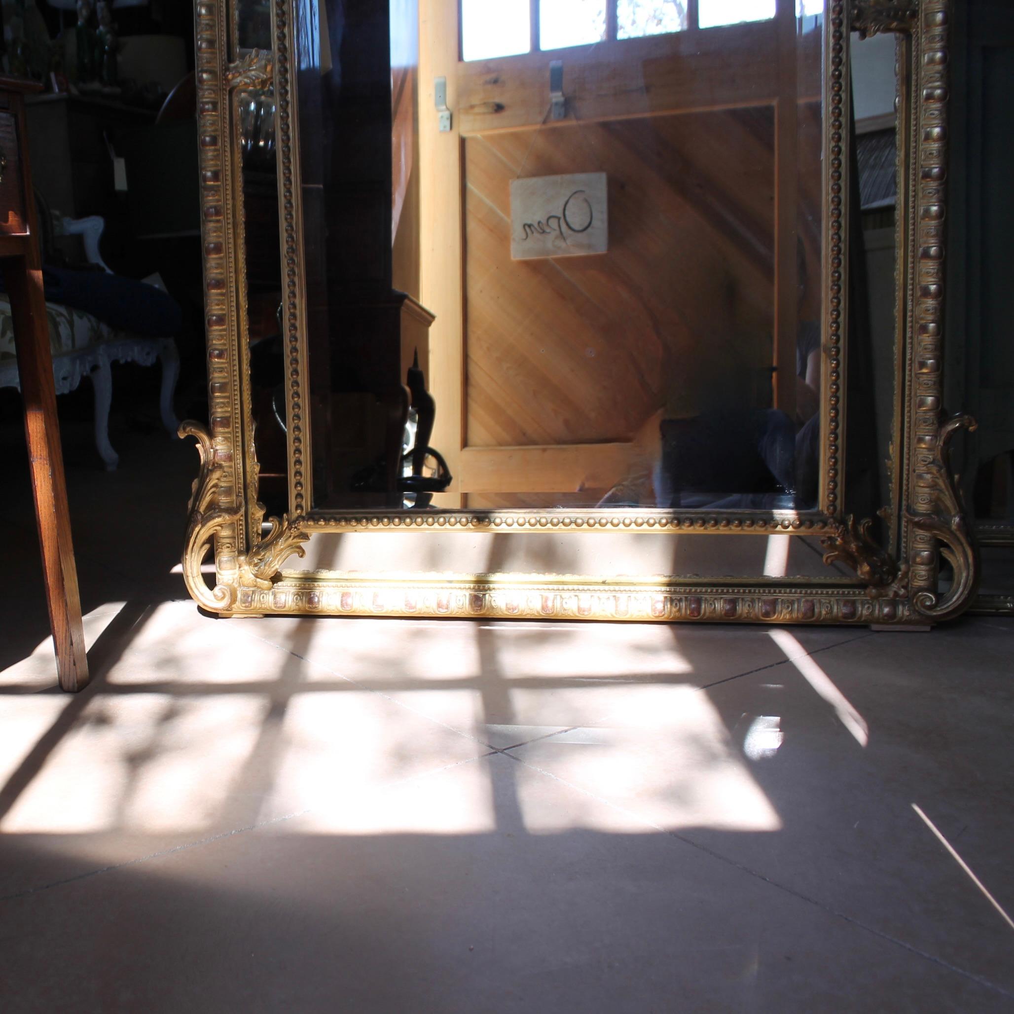 Grand miroir de pilier en verre doré français avec crête rococo, 19ème siècle en vente 3