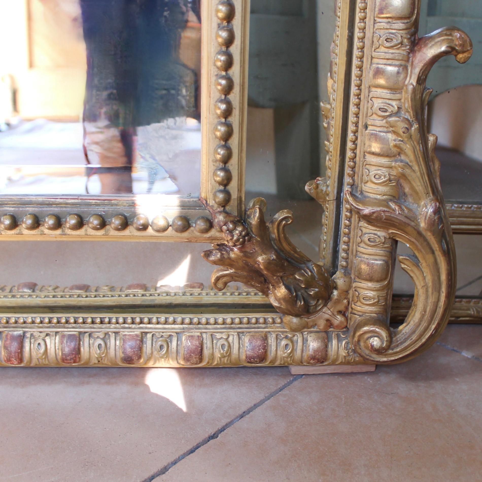 Grand miroir de pilier en verre doré français avec crête rococo, 19ème siècle en vente 4