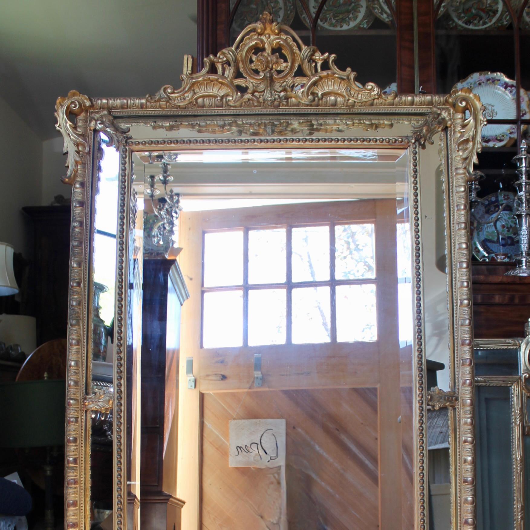 Louis XV Grand miroir de pilier en verre doré français avec crête rococo, 19ème siècle en vente
