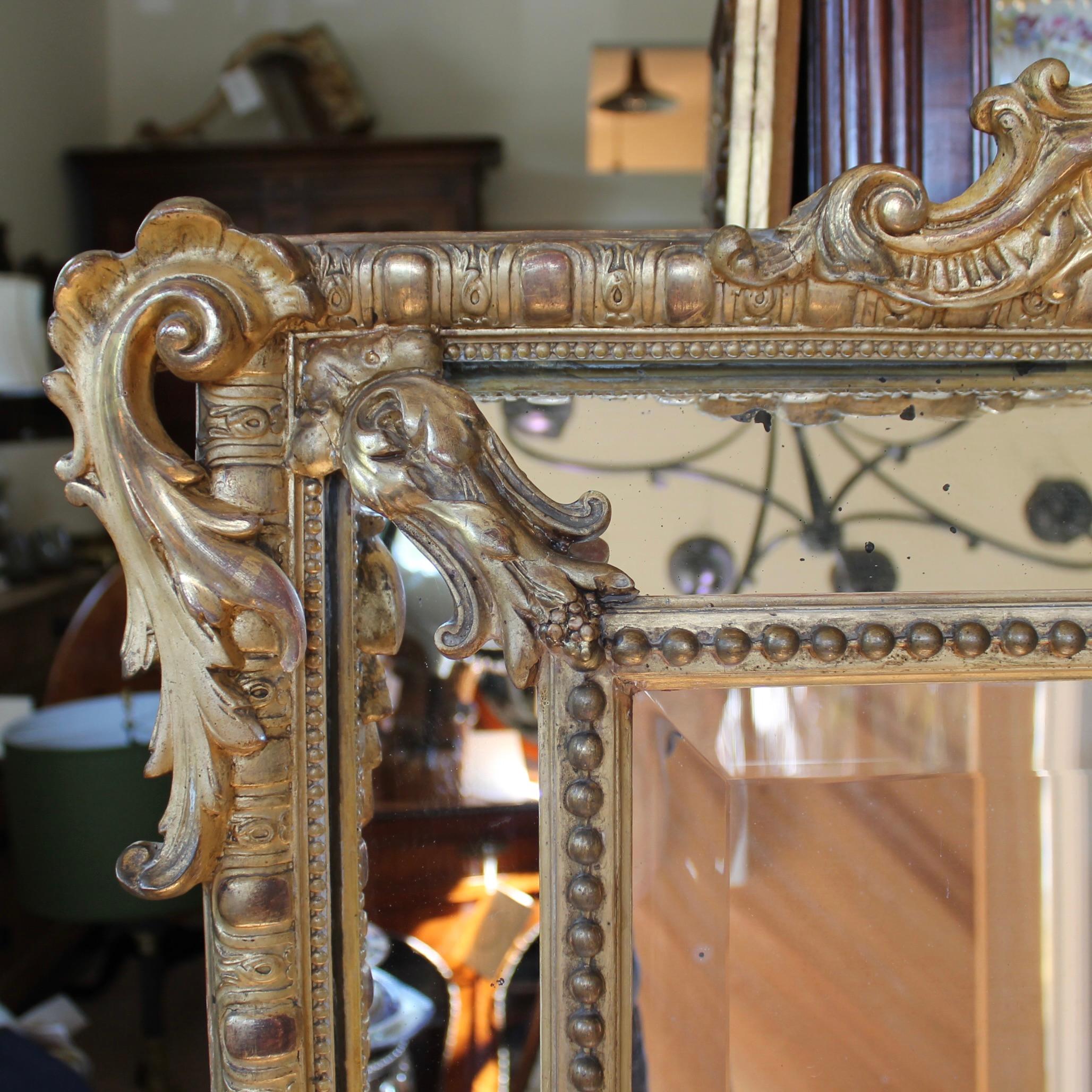 Sculpté à la main Grand miroir de pilier en verre doré français avec crête rococo, 19ème siècle en vente