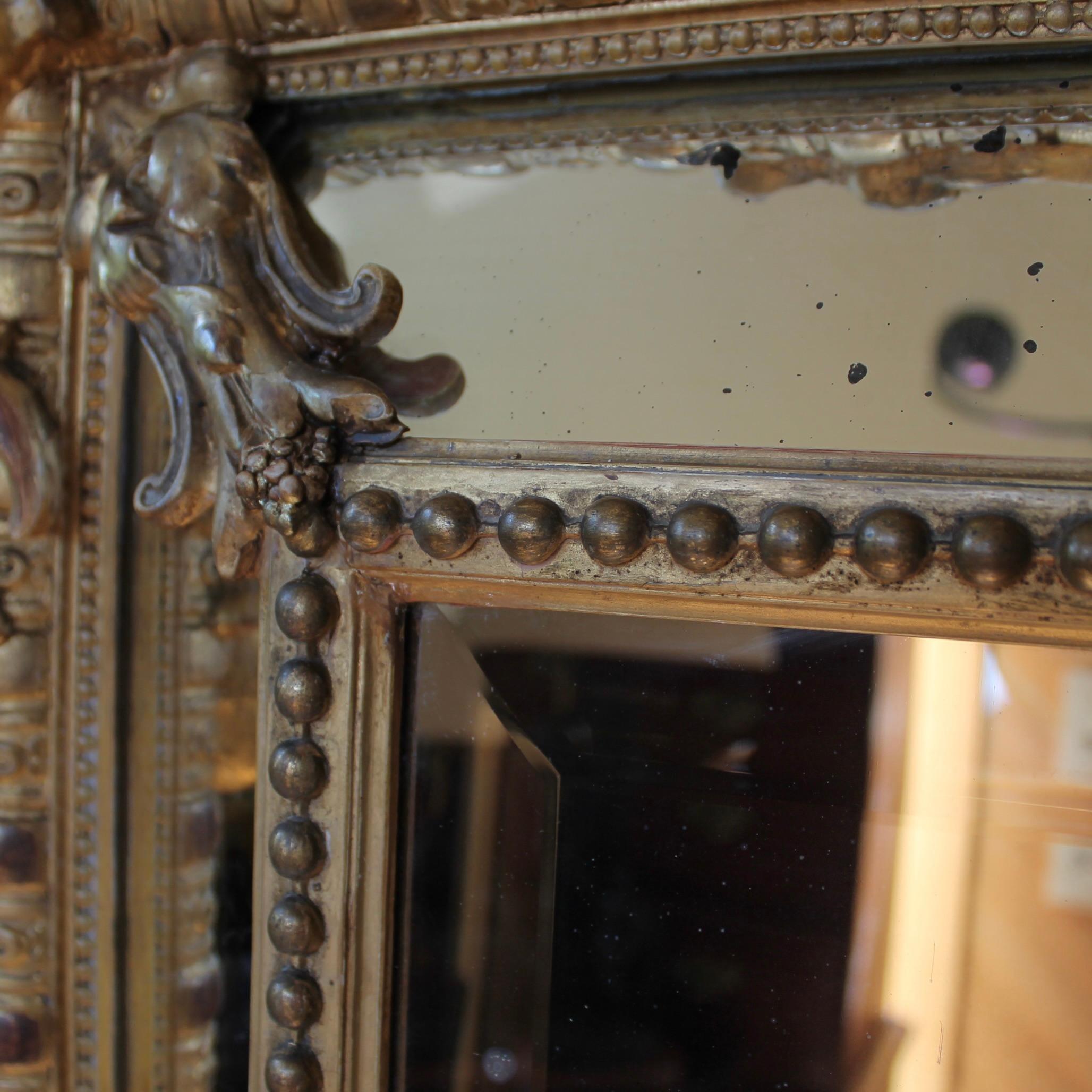 XIXe siècle Grand miroir de pilier en verre doré français avec crête rococo, 19ème siècle en vente