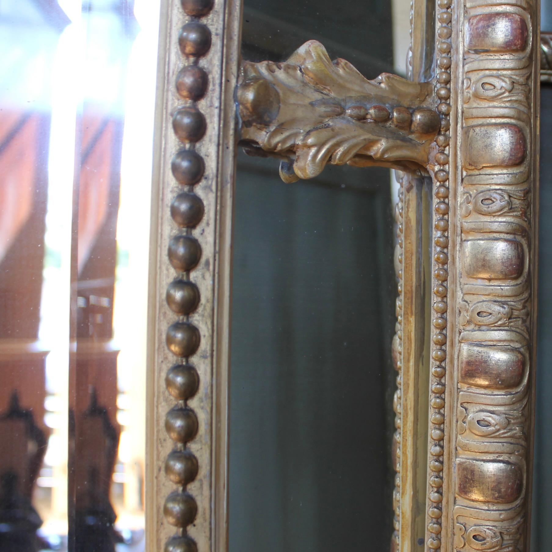 Grand miroir de pilier en verre doré français avec crête rococo, 19ème siècle en vente 1