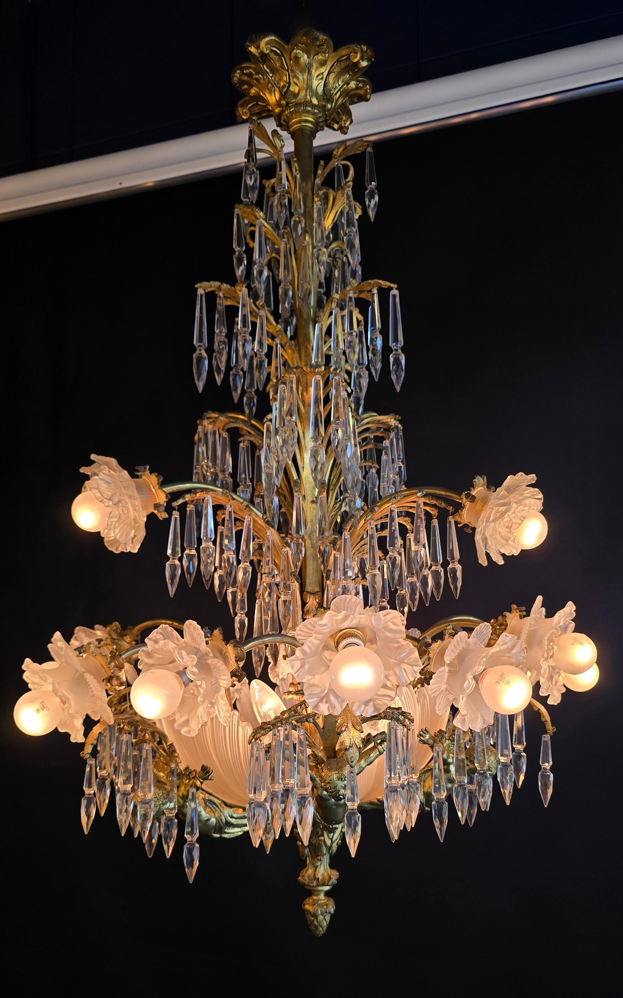 Großer französischer Kronleuchter aus vergoldeter Bronze und Kristall mit Putten und Palmenblättern (Hollywood Regency) im Angebot