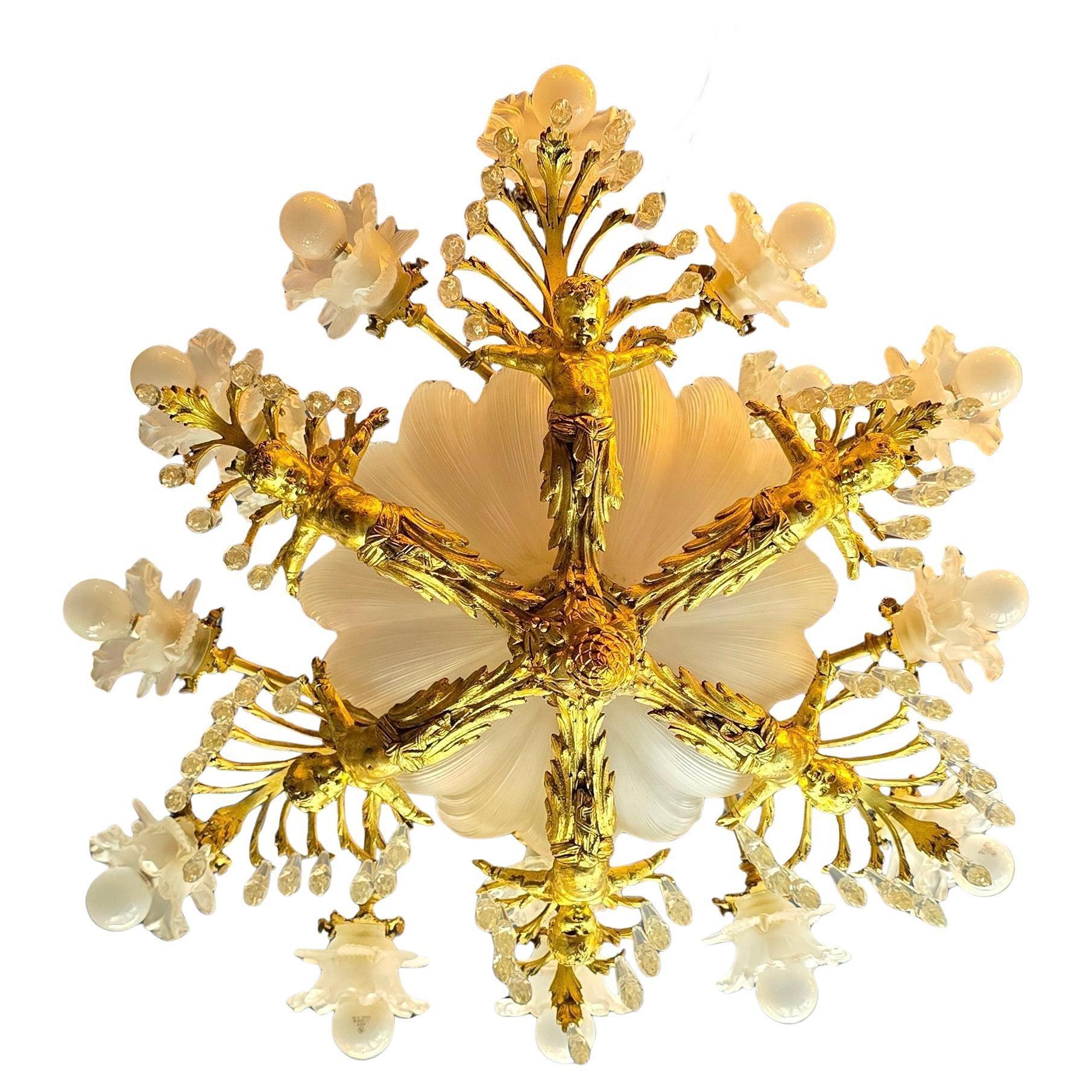 Großer französischer Kronleuchter aus vergoldeter Bronze und Kristall mit Putten und Palmenblättern (Französisch) im Angebot