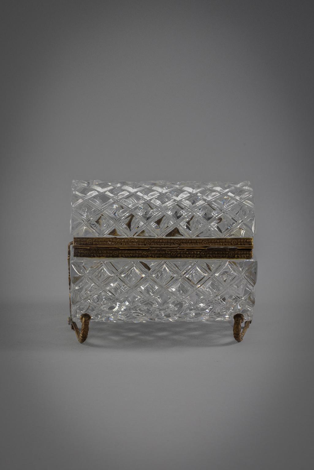 Gran arqueta francesa con cúpula de bronce dorado y cristal, circa 1820 principios del siglo XIX en venta