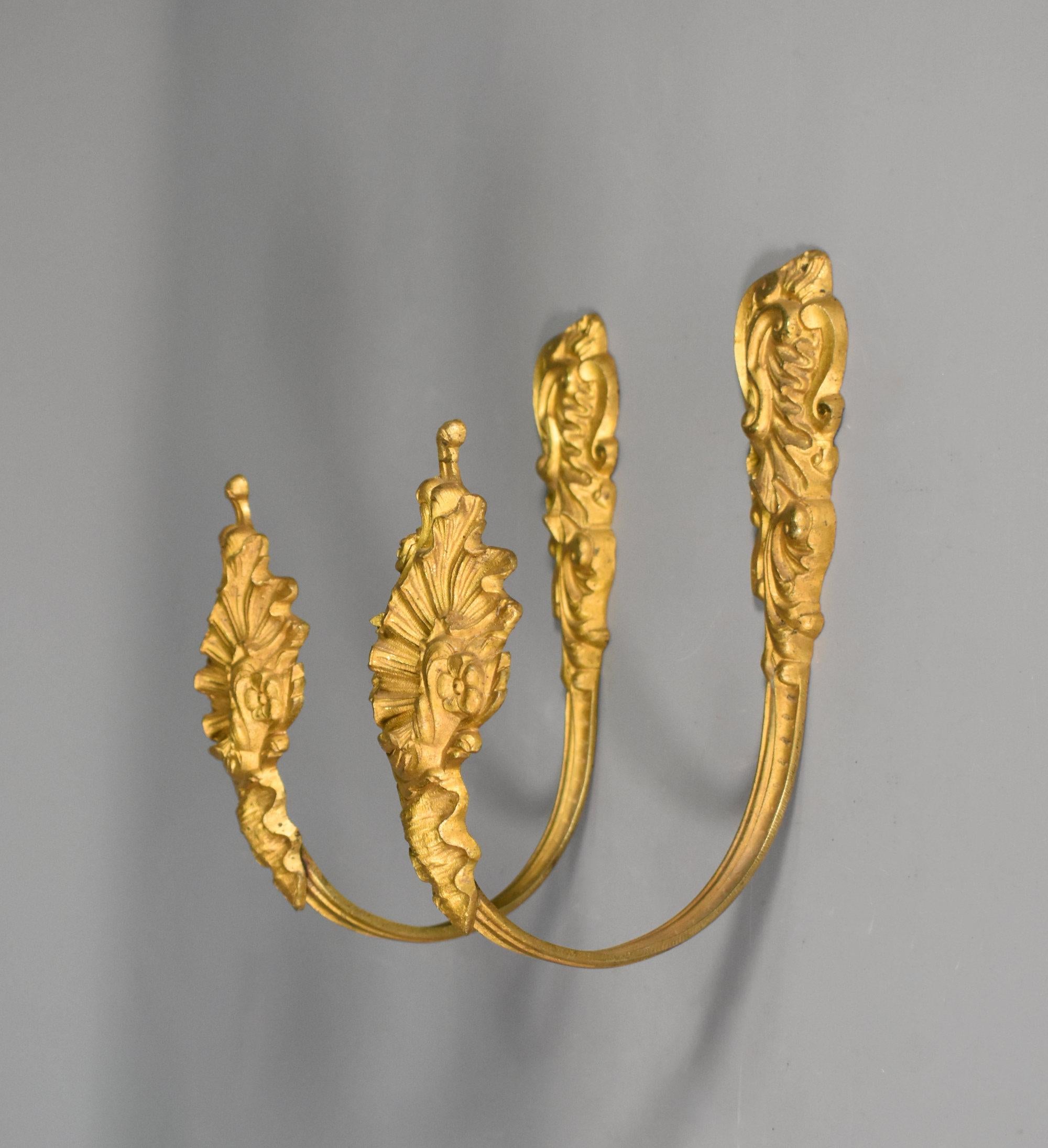Grandes embrasses de rideaux en bronze doré de style Louis XV en vente 5