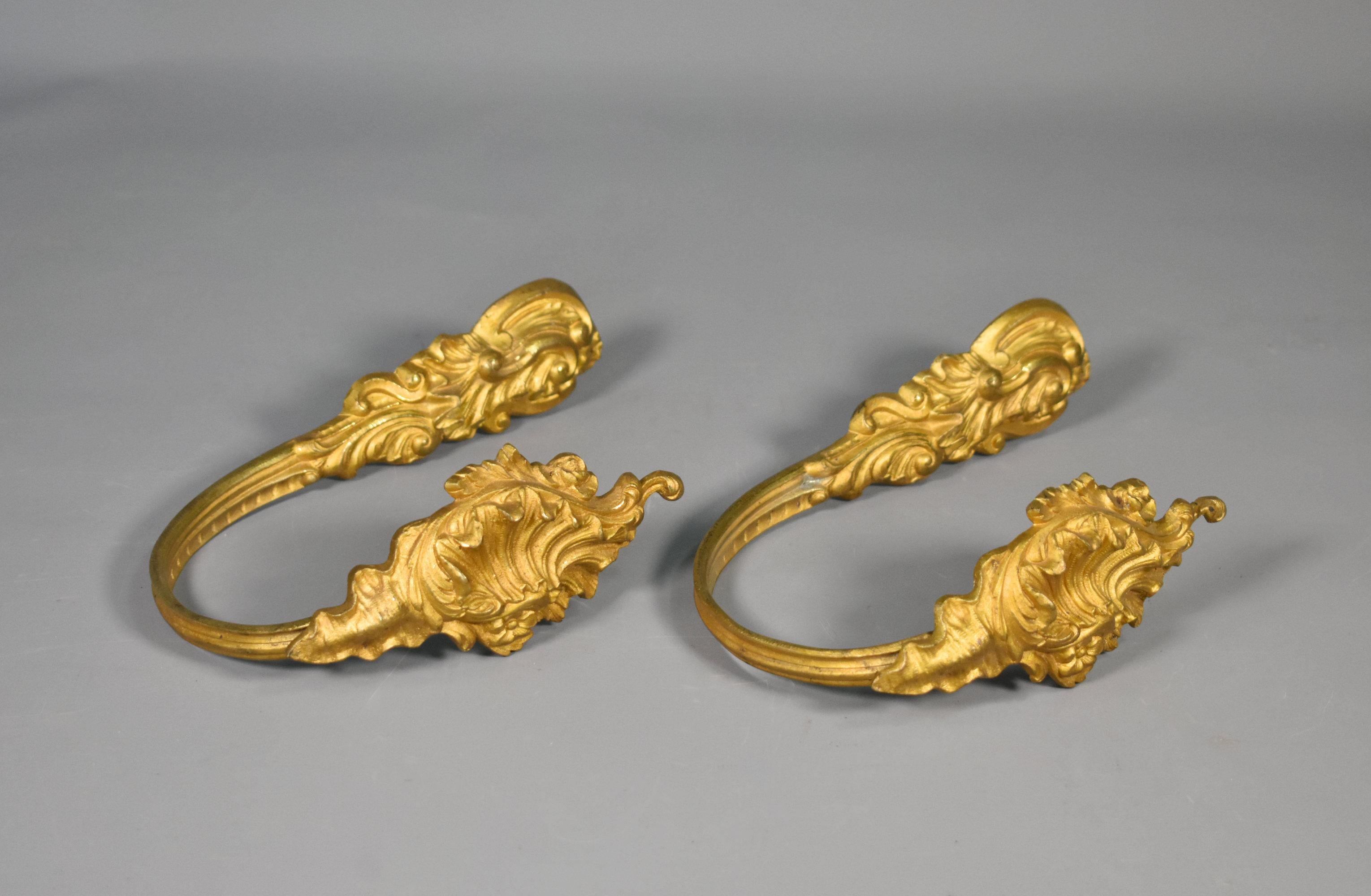 Grandes embrasses de rideaux en bronze doré de style Louis XV 

Paire d'attaches en bronze doré de bonne taille, décorées de rinceaux et de motifs floraux. 

Elegant dans sa conception et dans le style Louis XV avec des décorations florales et de
