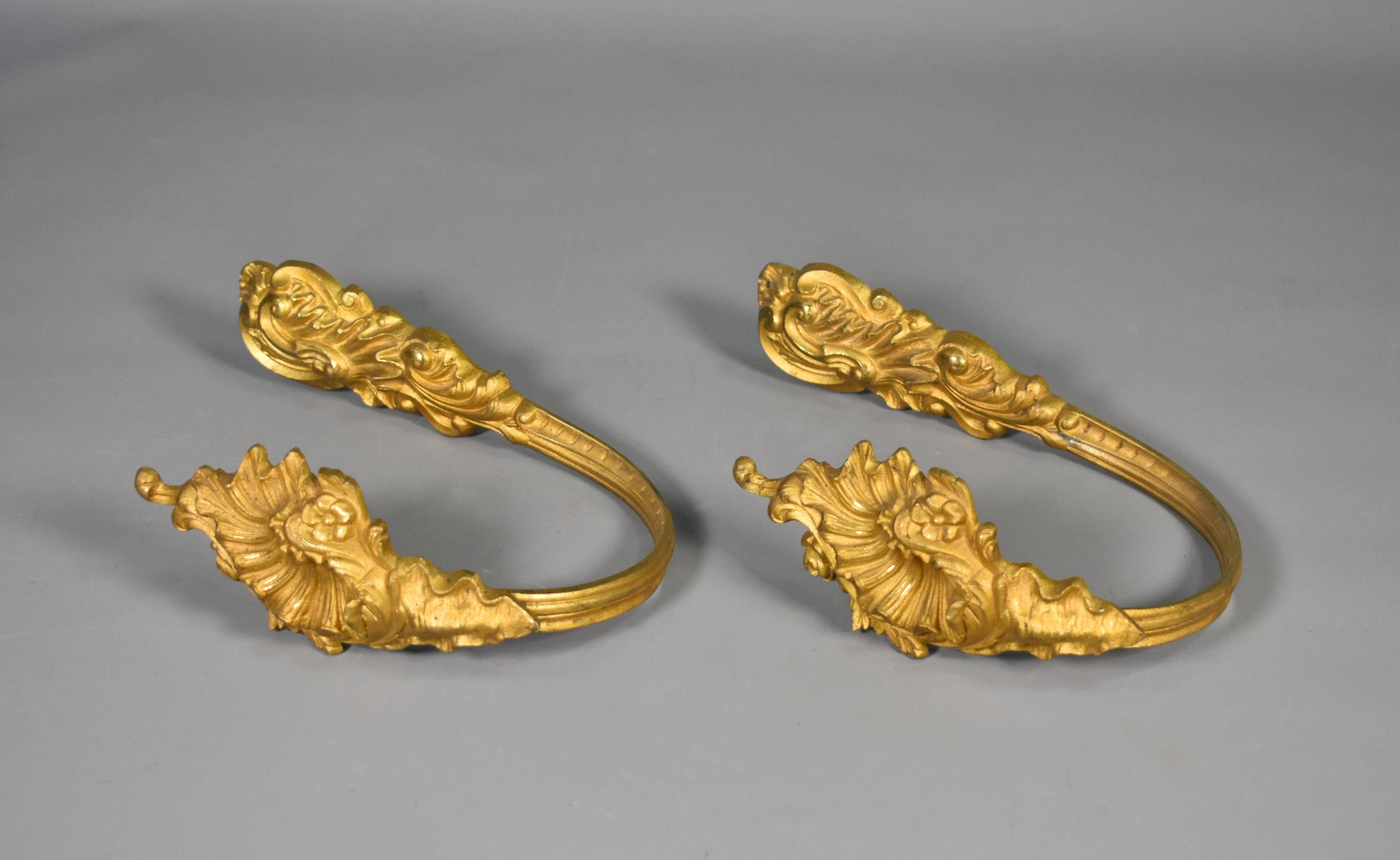 Français Grandes embrasses de rideaux en bronze doré de style Louis XV en vente