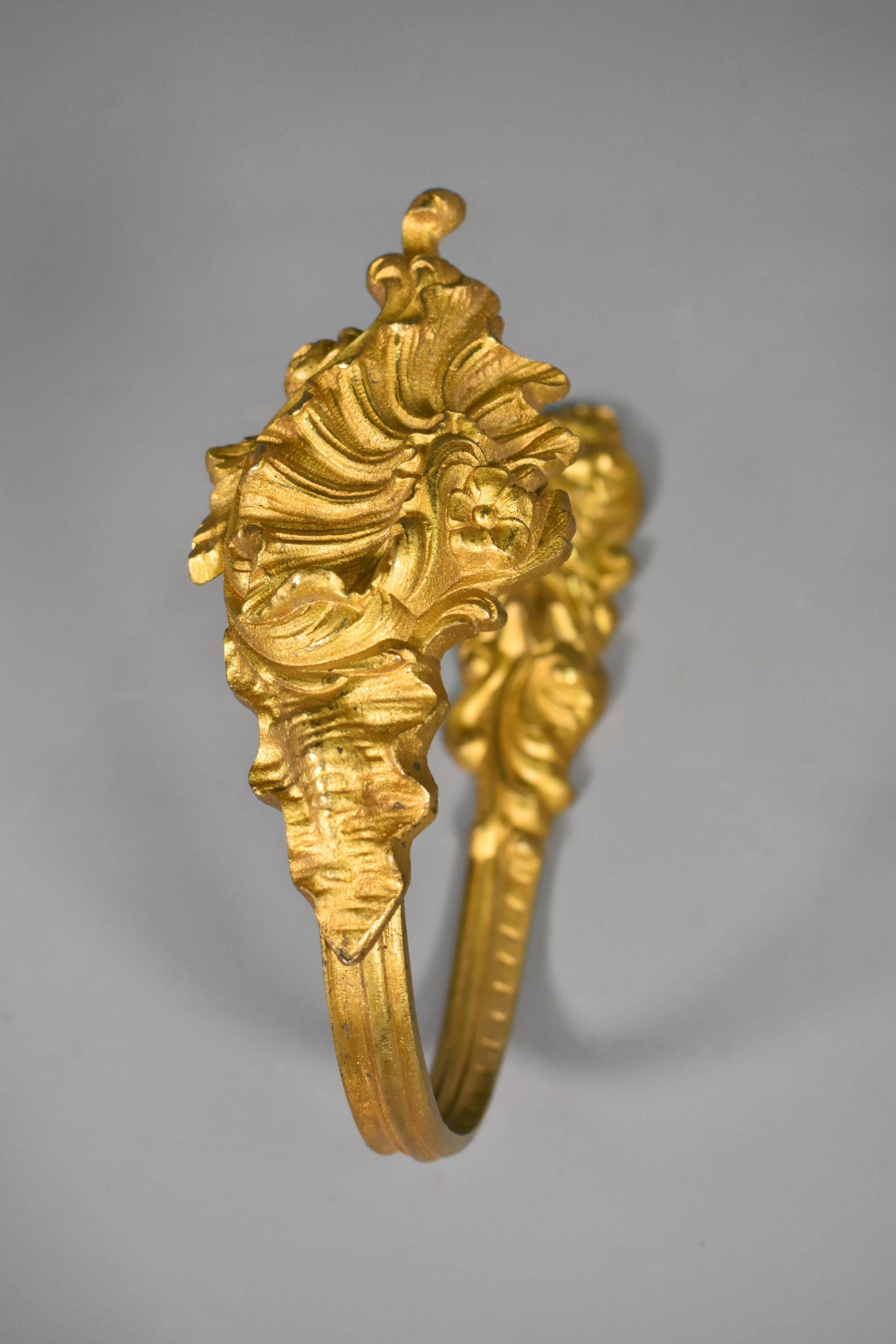 Bronze Grandes embrasses de rideaux en bronze doré de style Louis XV en vente