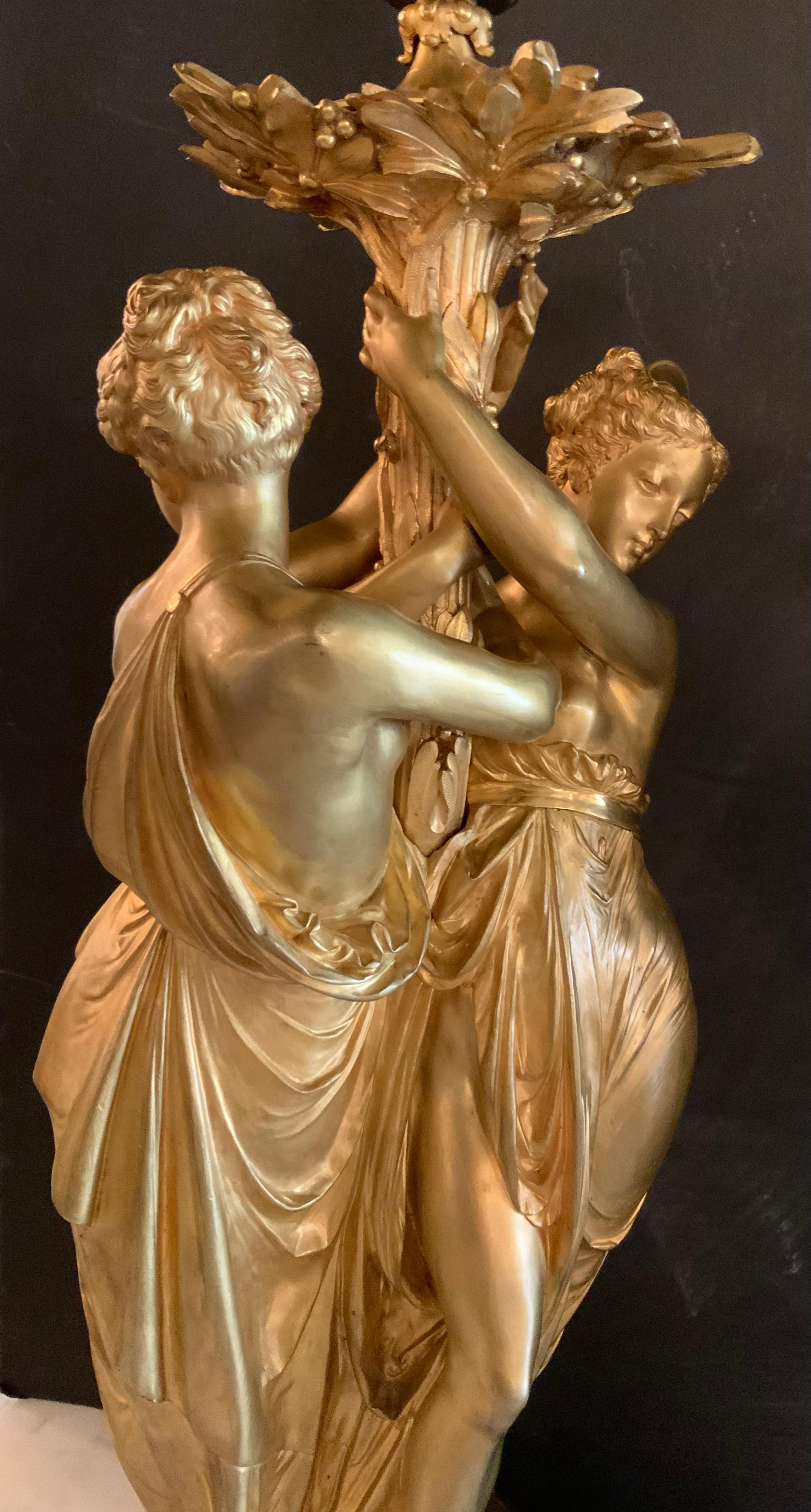 Francese Grande scultura neoclassica francese in bronzo dorato firmata  Un vettore in vendita
