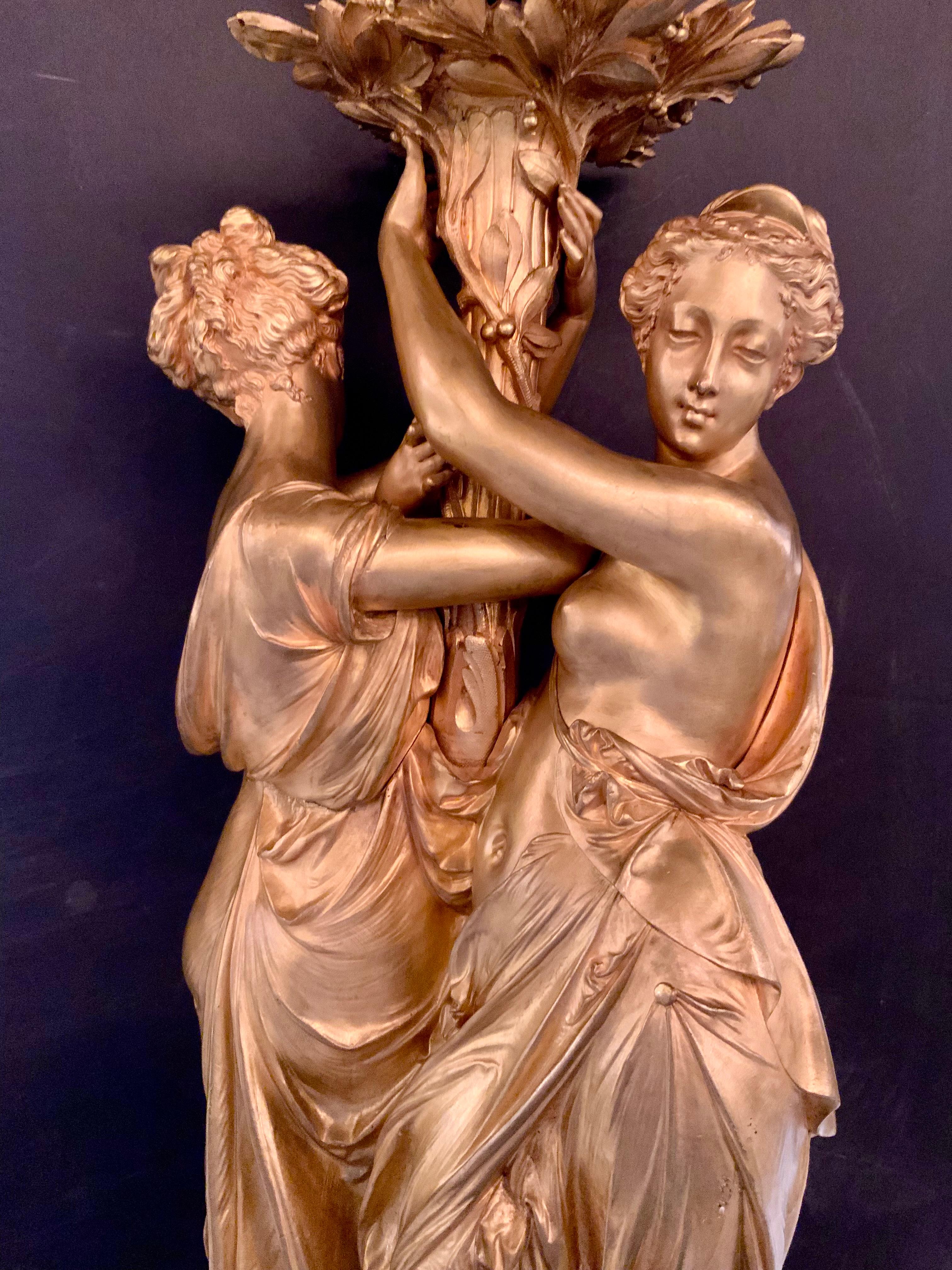 Dorato Grande scultura neoclassica francese in bronzo dorato firmata  Un vettore in vendita