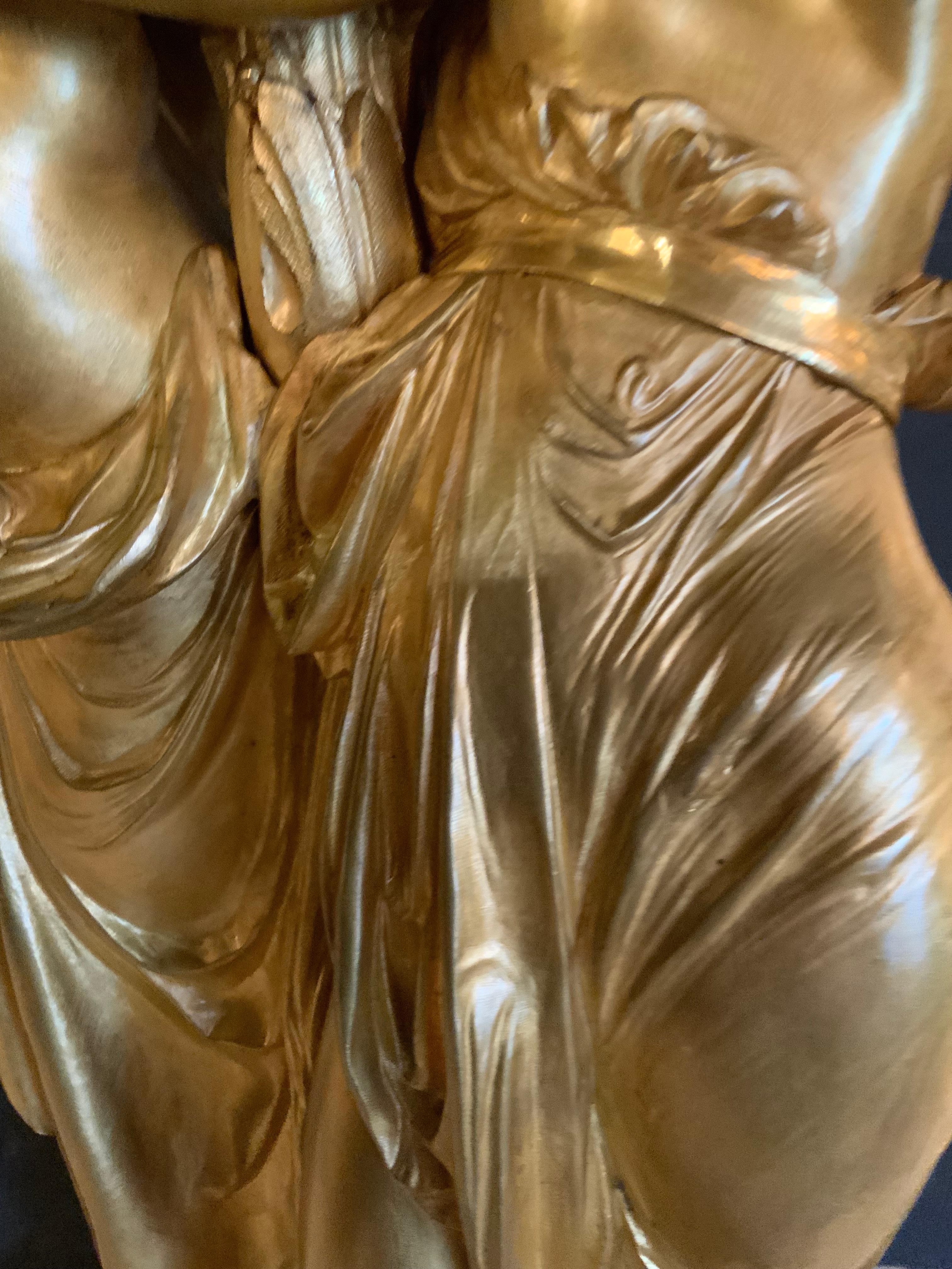 XIX secolo Grande scultura neoclassica francese in bronzo dorato firmata  Un vettore in vendita