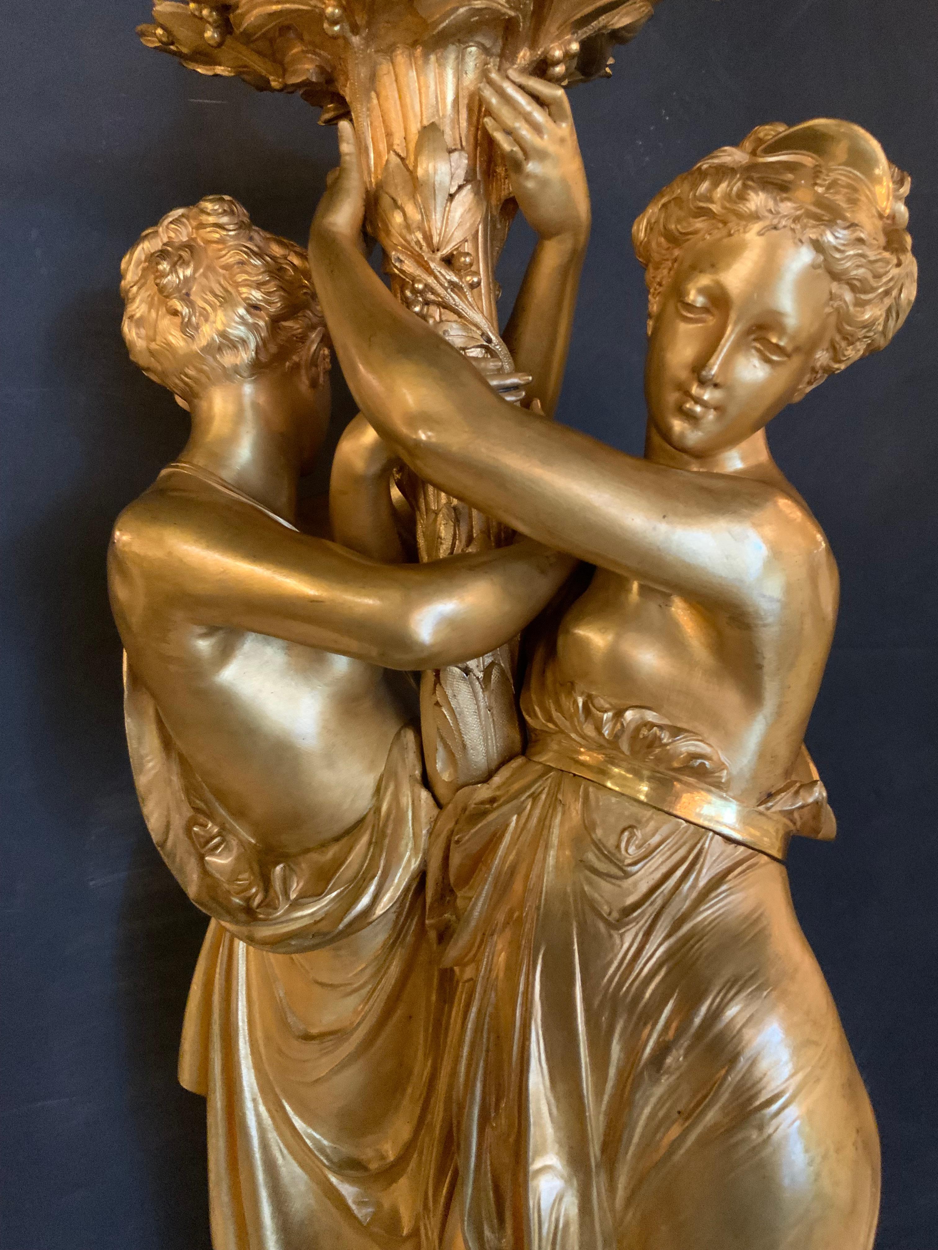 Grande scultura neoclassica francese in bronzo dorato firmata  Un vettore in vendita 1