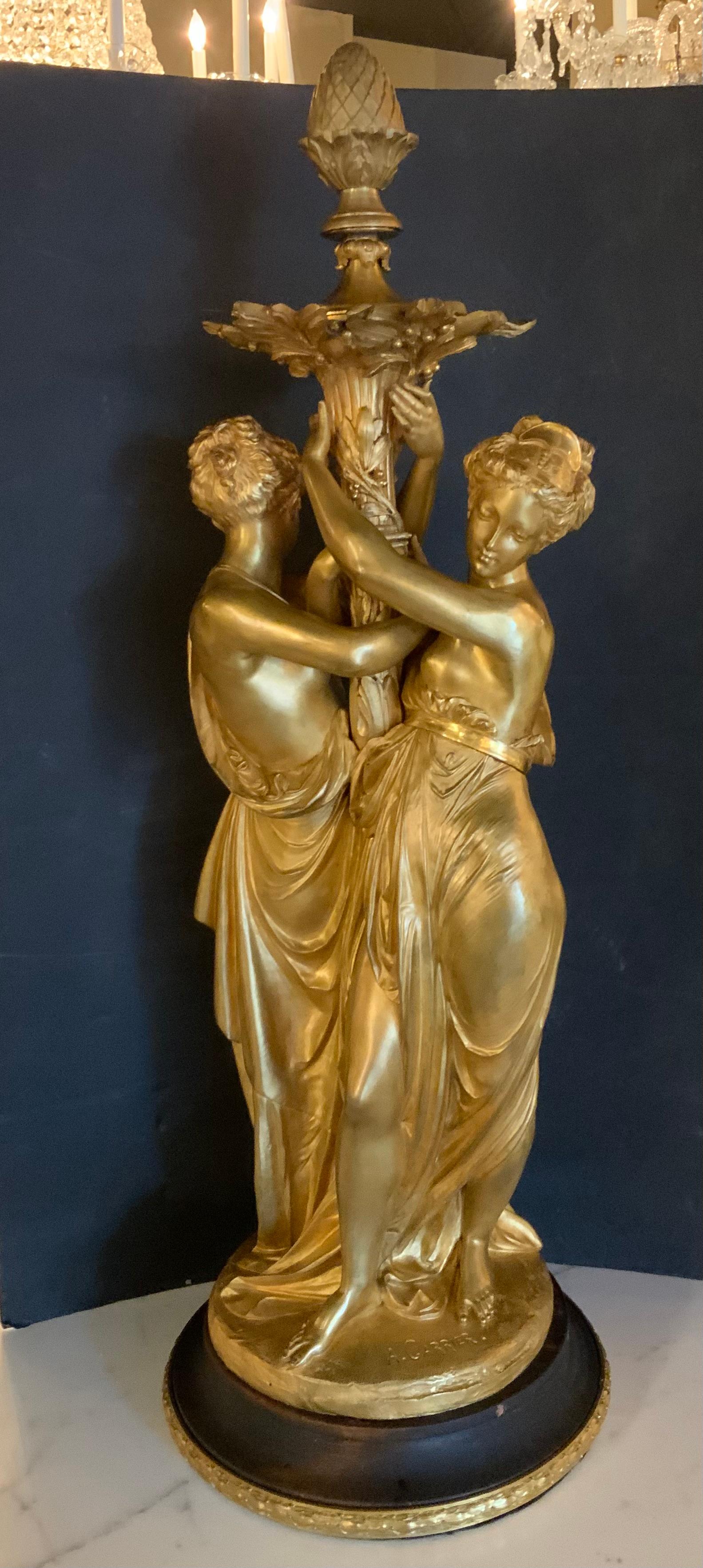 Grande scultura neoclassica francese in bronzo dorato firmata  Un vettore in vendita 2