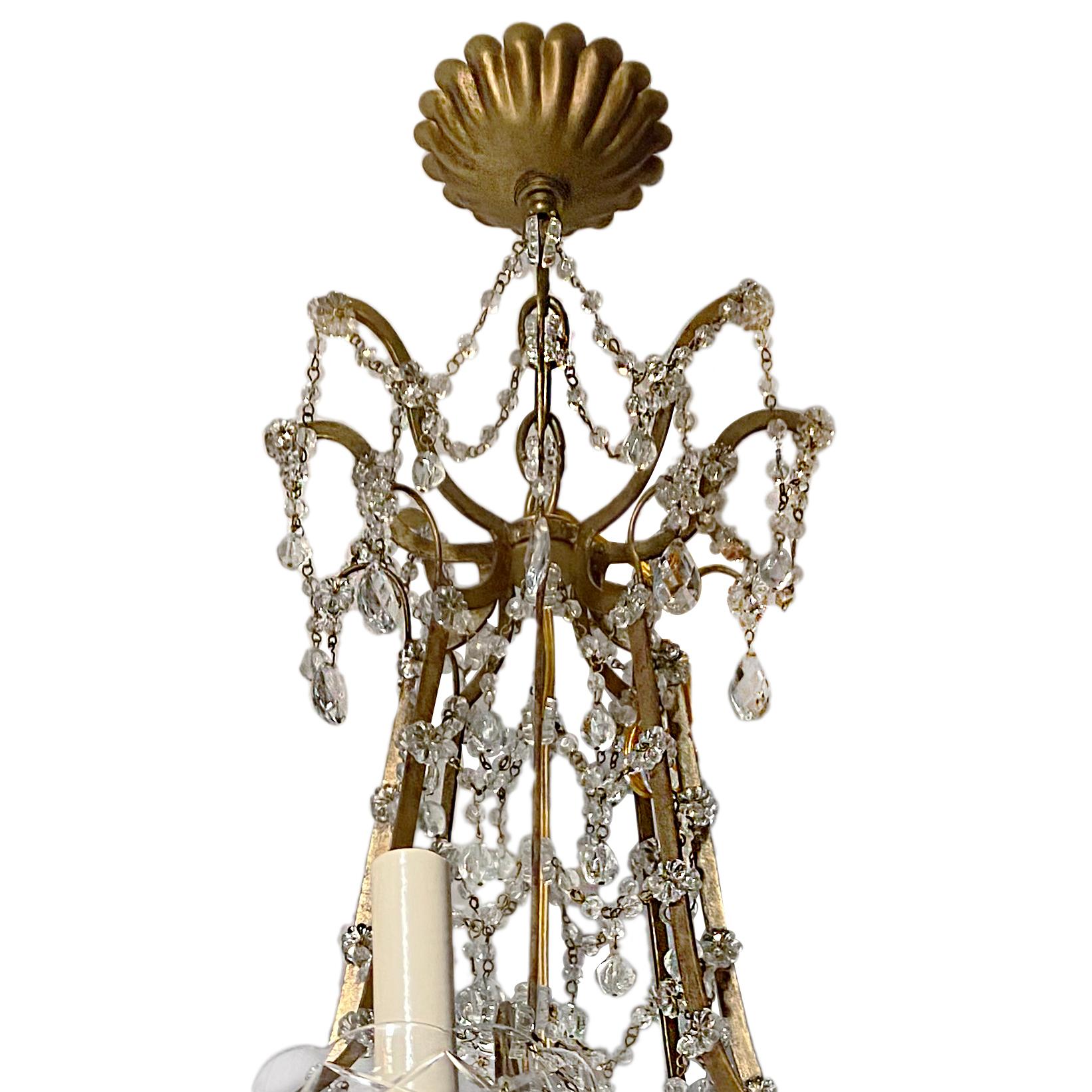 An Italian circa 1920s gilt metal 8 light chandelier with pearl shaped glass beads and tear drop pendants.

Measurements:
Drop 38