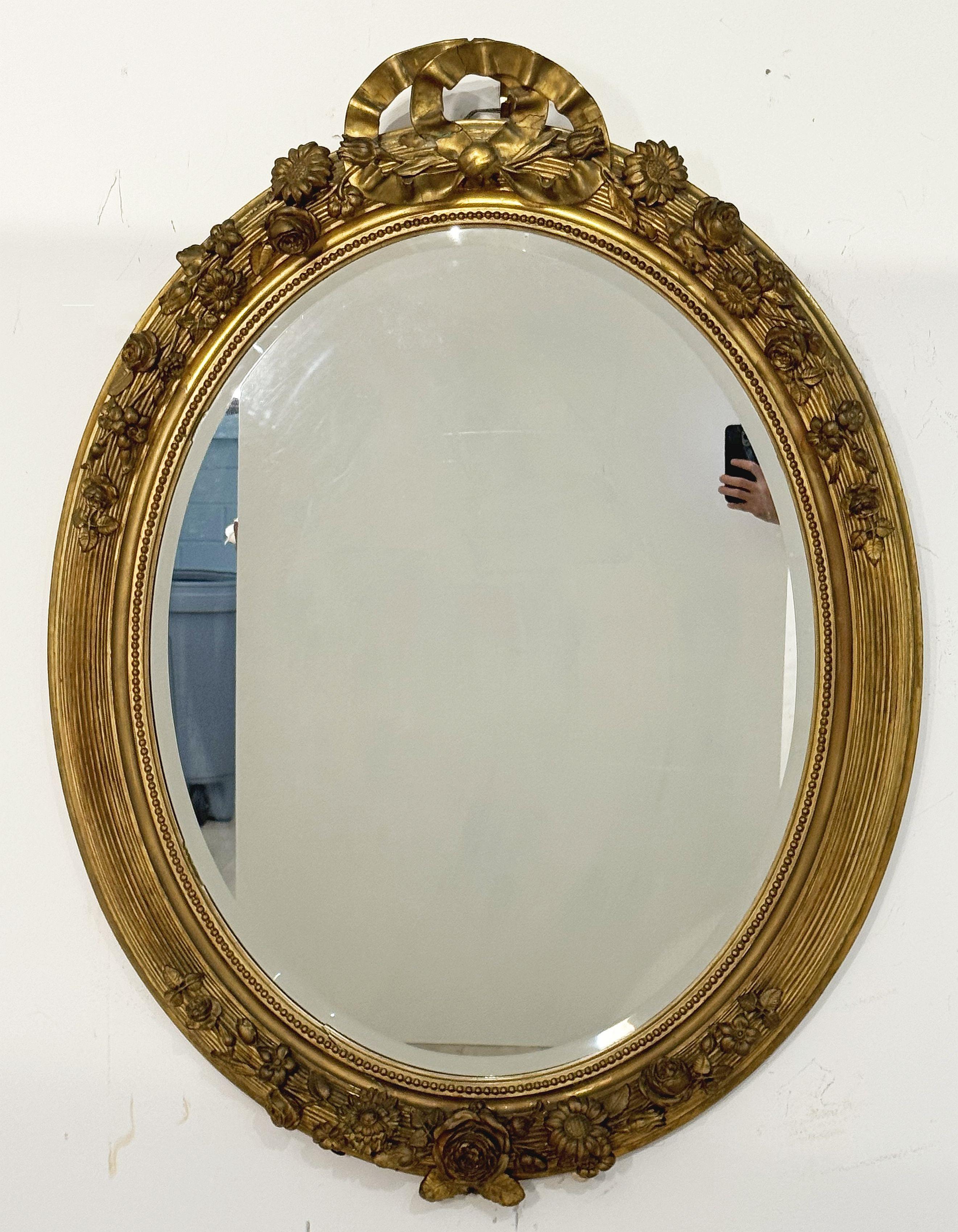 Gran Espejo de Pared Ovalado Biselado Dorado Francés con Cresta y Friso Atados con Cintas en venta 4
