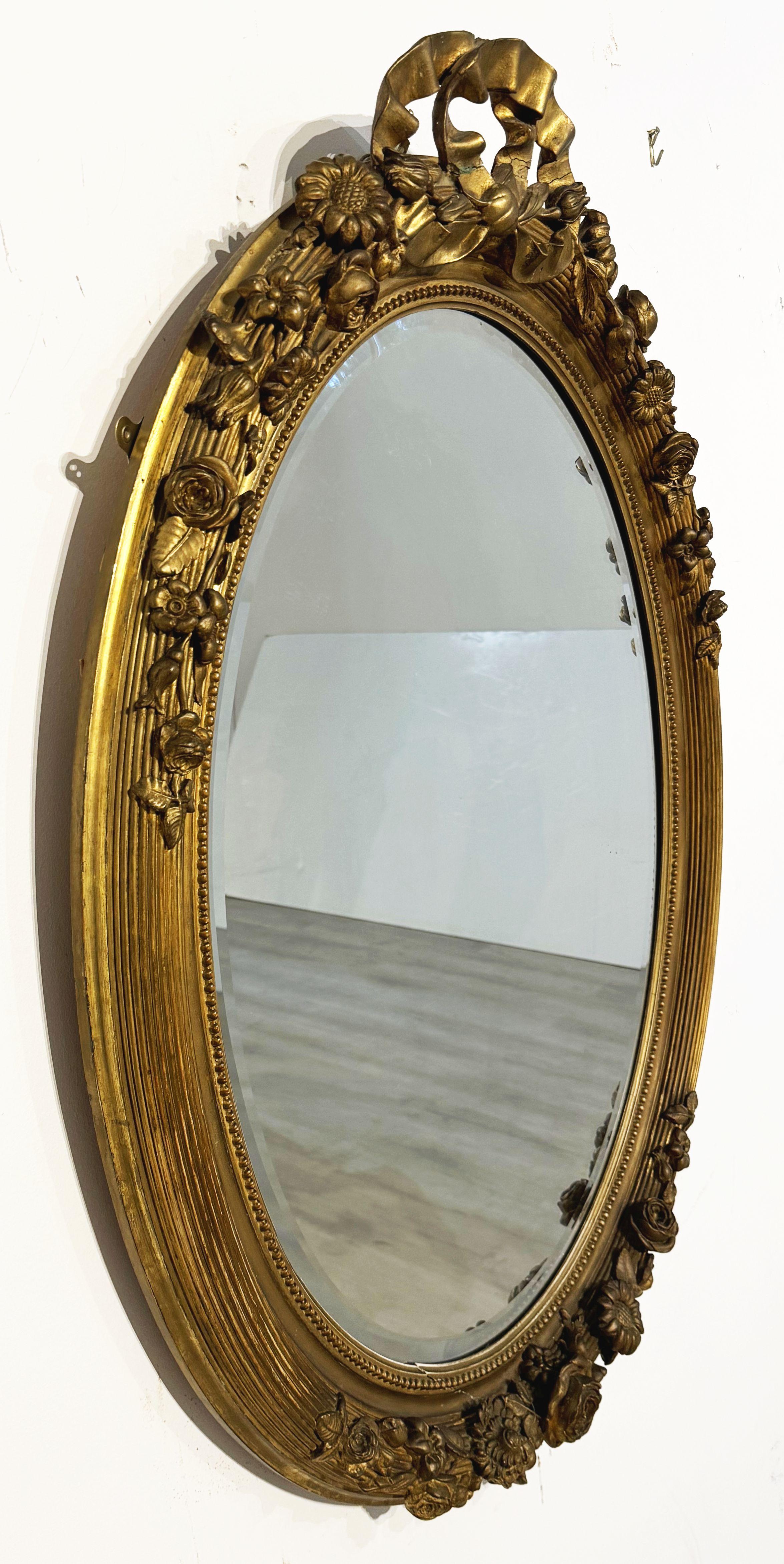 Gran Espejo de Pared Ovalado Biselado Dorado Francés con Cresta y Friso Atados con Cintas Luis XVI en venta
