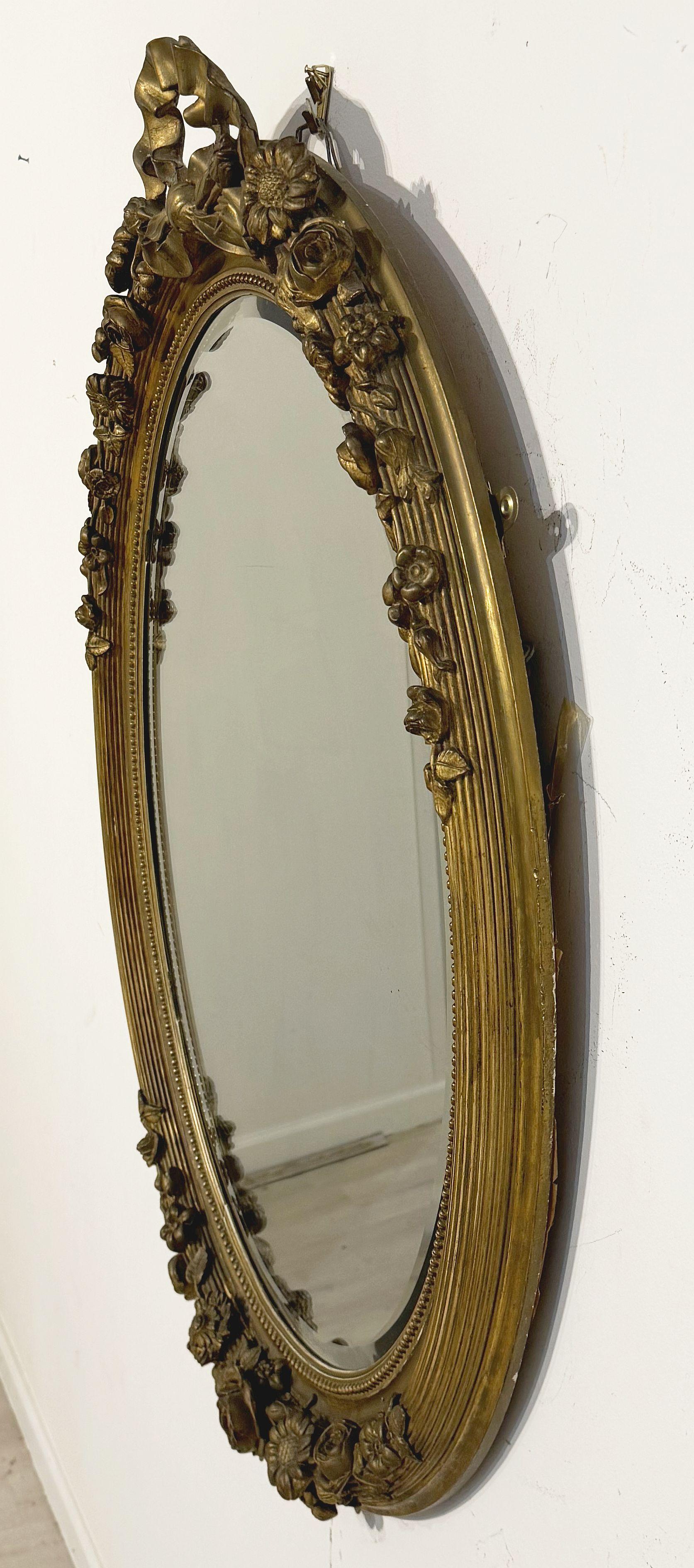 Gran Espejo de Pared Ovalado Biselado Dorado Francés con Cresta y Friso Atados con Cintas en Bueno estado para la venta en Austin, TX
