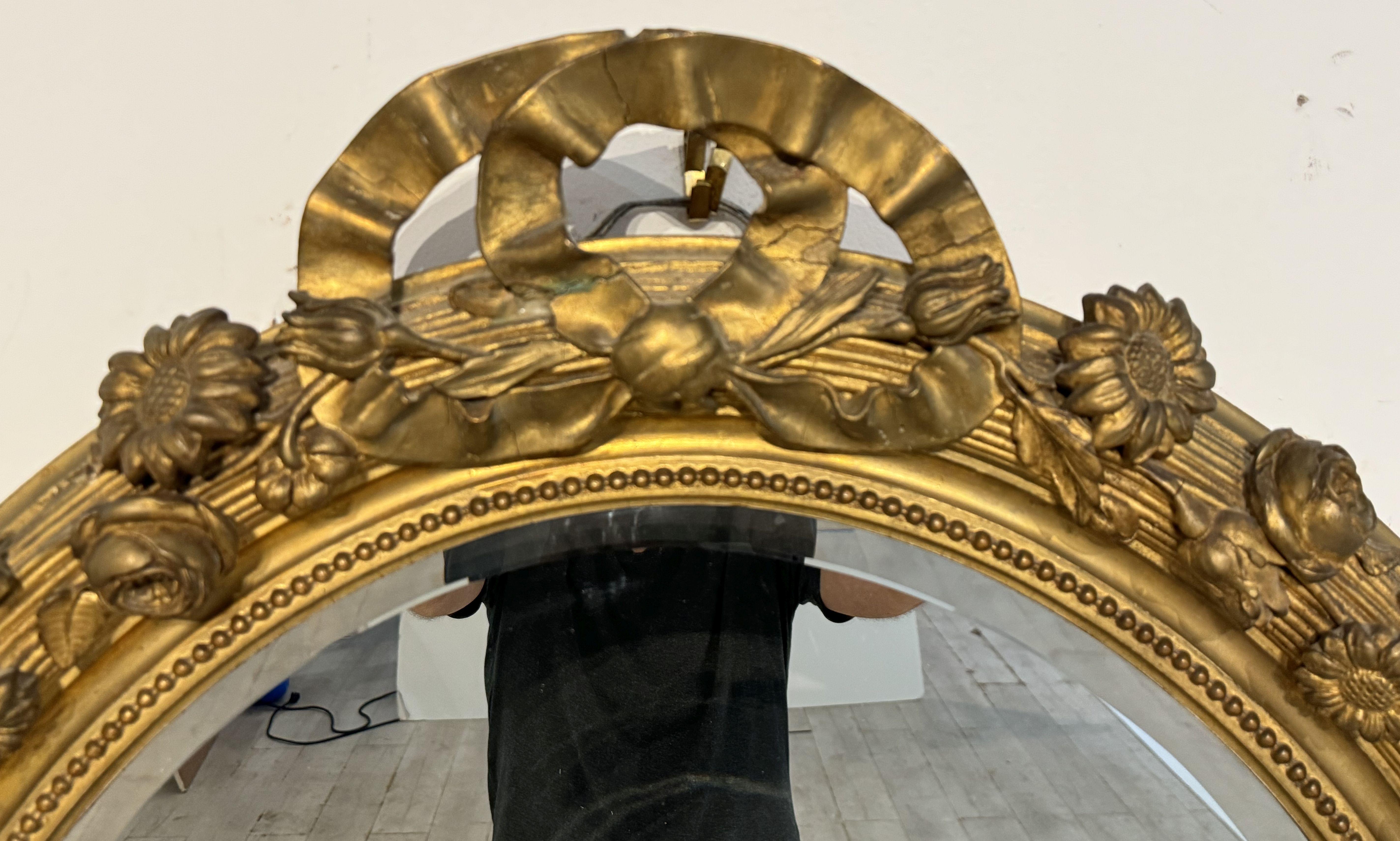Gran Espejo de Pared Ovalado Biselado Dorado Francés con Cresta y Friso Atados con Cintas siglo XIX en venta