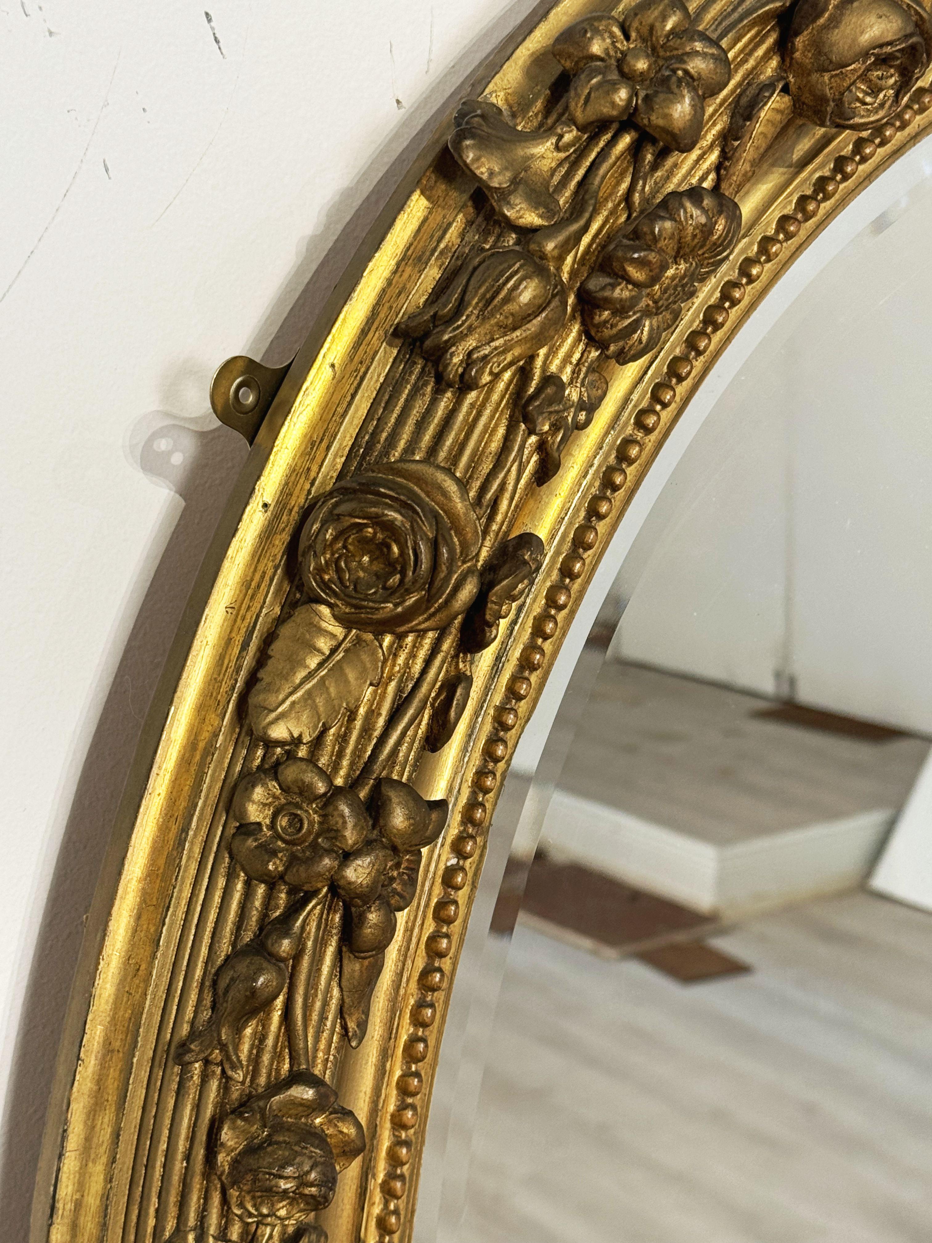 Gran Espejo de Pared Ovalado Biselado Dorado Francés con Cresta y Friso Atados con Cintas Vidrio en venta