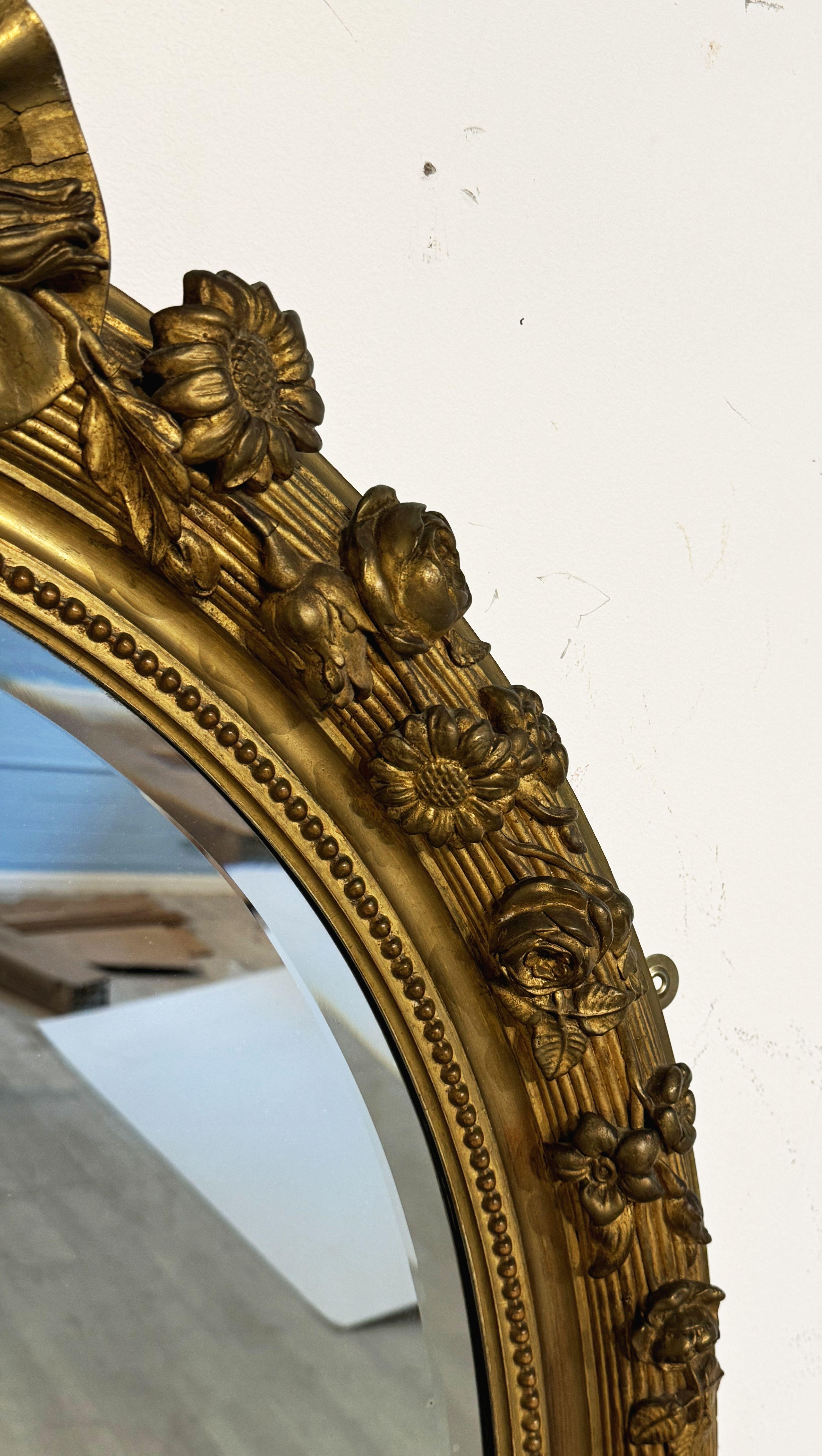 Gran Espejo de Pared Ovalado Biselado Dorado Francés con Cresta y Friso Atados con Cintas en venta 1