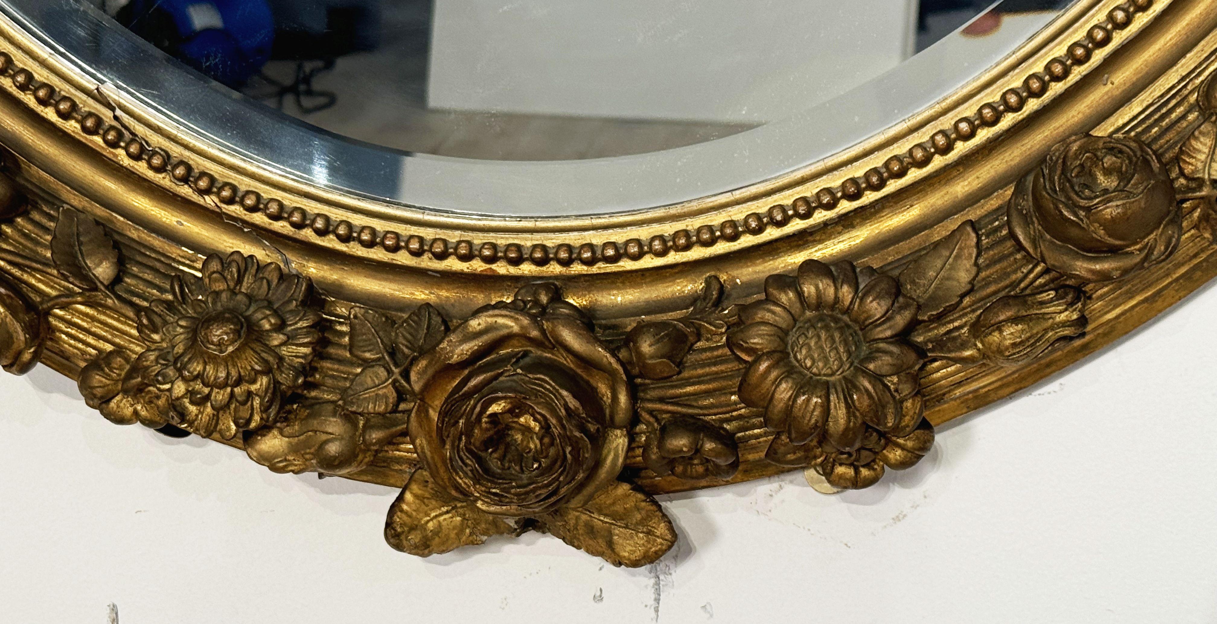 Gran Espejo de Pared Ovalado Biselado Dorado Francés con Cresta y Friso Atados con Cintas en venta 2