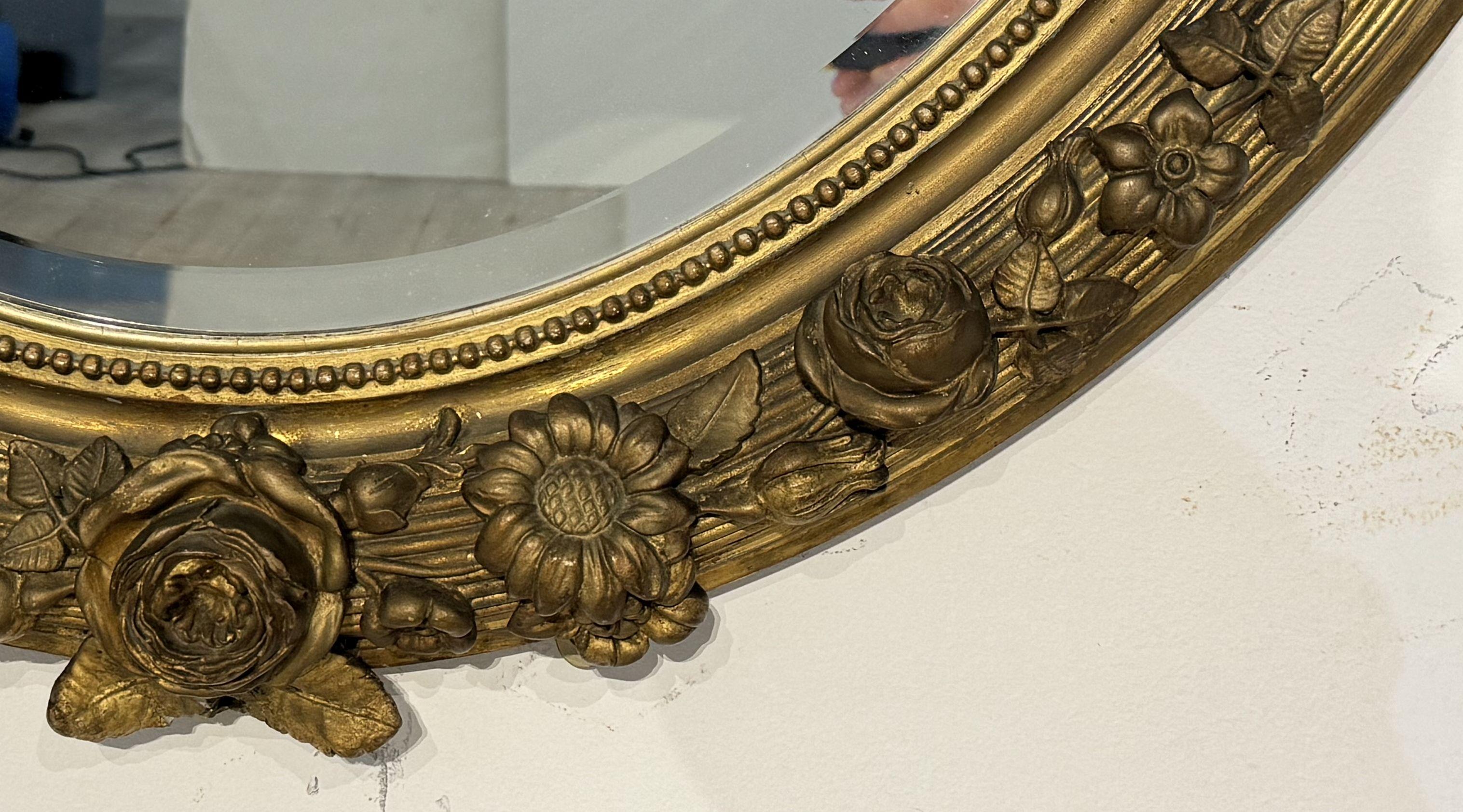 Gran Espejo de Pared Ovalado Biselado Dorado Francés con Cresta y Friso Atados con Cintas en venta 3