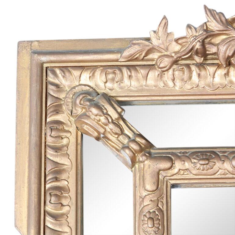 Grande specchio francese intagliato e dorato in stile Luigi XVI di Parigi, circa 1880. Gli specchi antichi di queste dimensioni e condizioni sono molto rari.
Dimensioni:
W: 47″
D: 2″
T: 80.5″