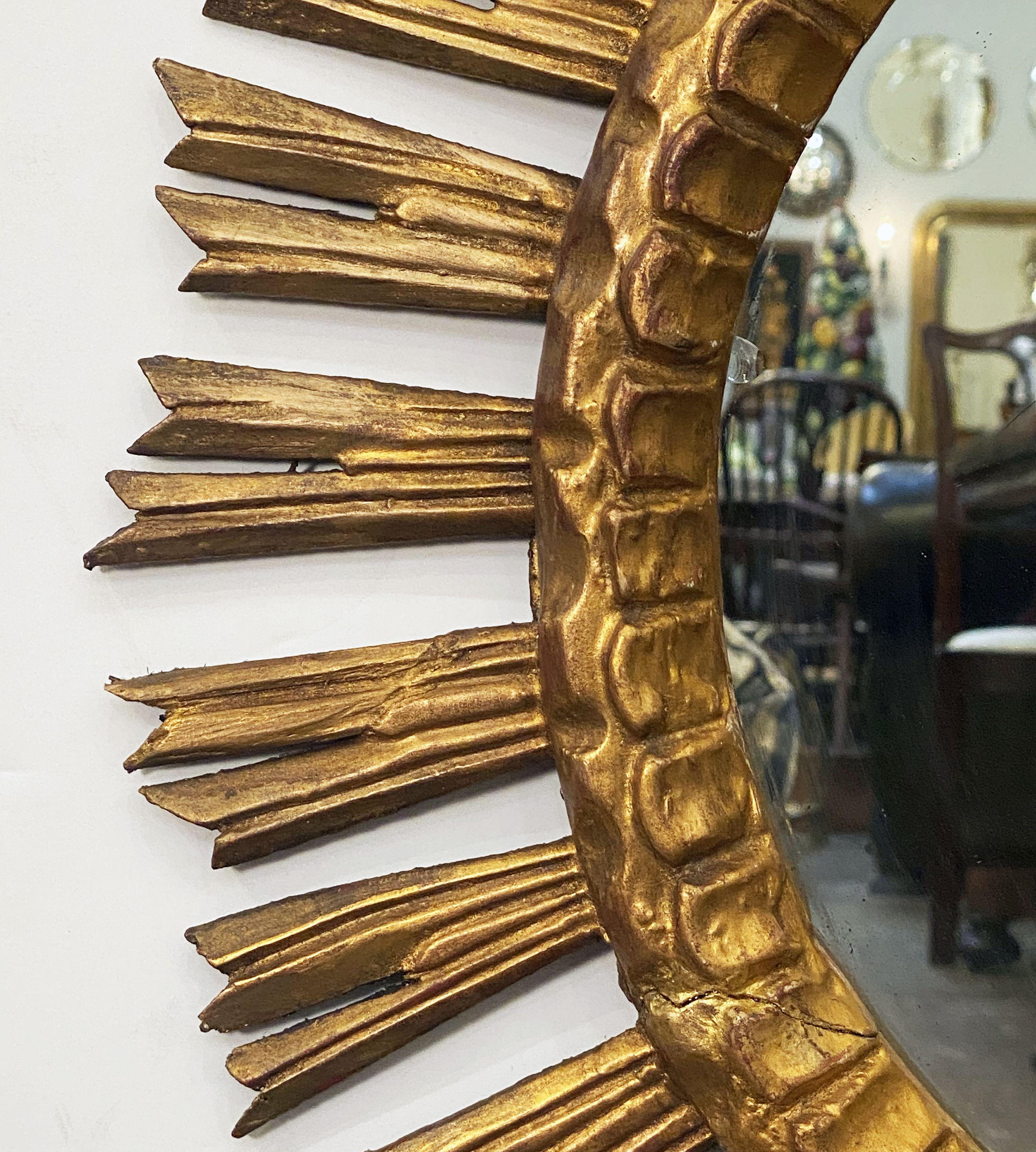 Grand miroir français doré étoilé ou en forme d'étoile de soleil (diamètre 25) Bon état - En vente à Austin, TX